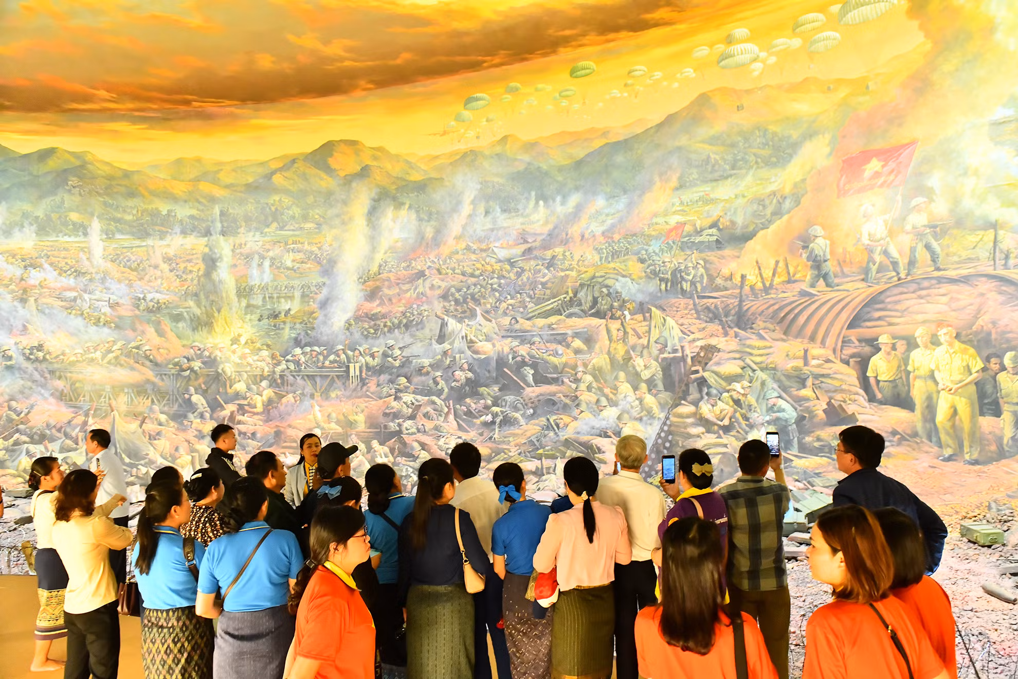 Bức tranh panorama hơn 3.000m2 tái hiện 4.500 nhân vật giữa chiến trận bi tráng 56 ngày cuối cùng của trận Điện Biên Phủ tại Bảo tàng Chiến thắng lịch sử Điện Biên Phủ của hơn 200 họa sĩ đã được trao giải nhất Giải thưởng Hội Mỹ thuật Việt Nam năm 2022.