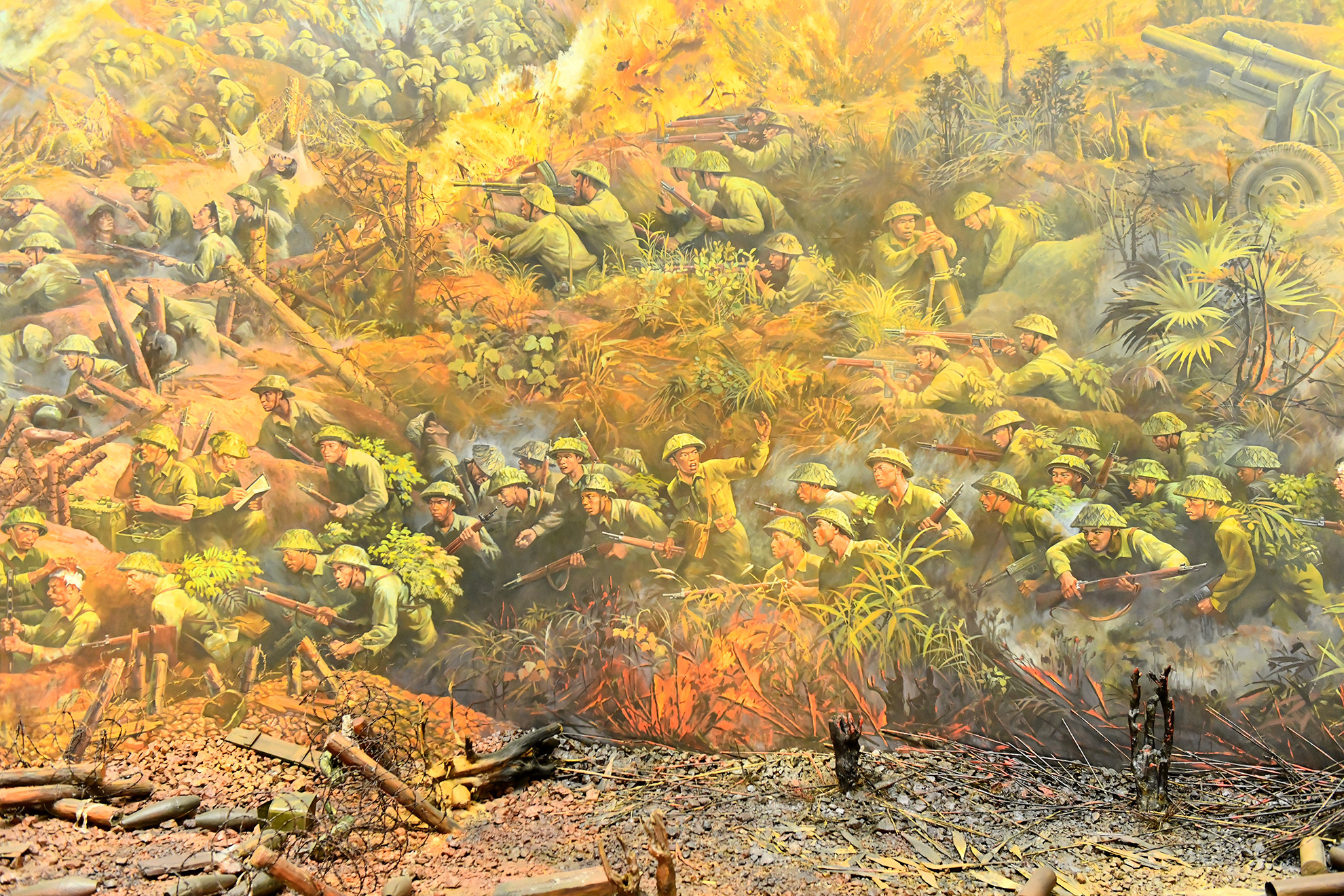 Trường đoạn 3 “Cuộc đối đầu lịch sử”: Những hình ảnh hầm hào, dây thép gai, trận đánh giáp lá cà… phản ánh sự khốc liệt của chiến trường. Kết thúc trường đoạn bằng hình ảnh cột khói từ quả bộc phá trong lòng đồi A1.