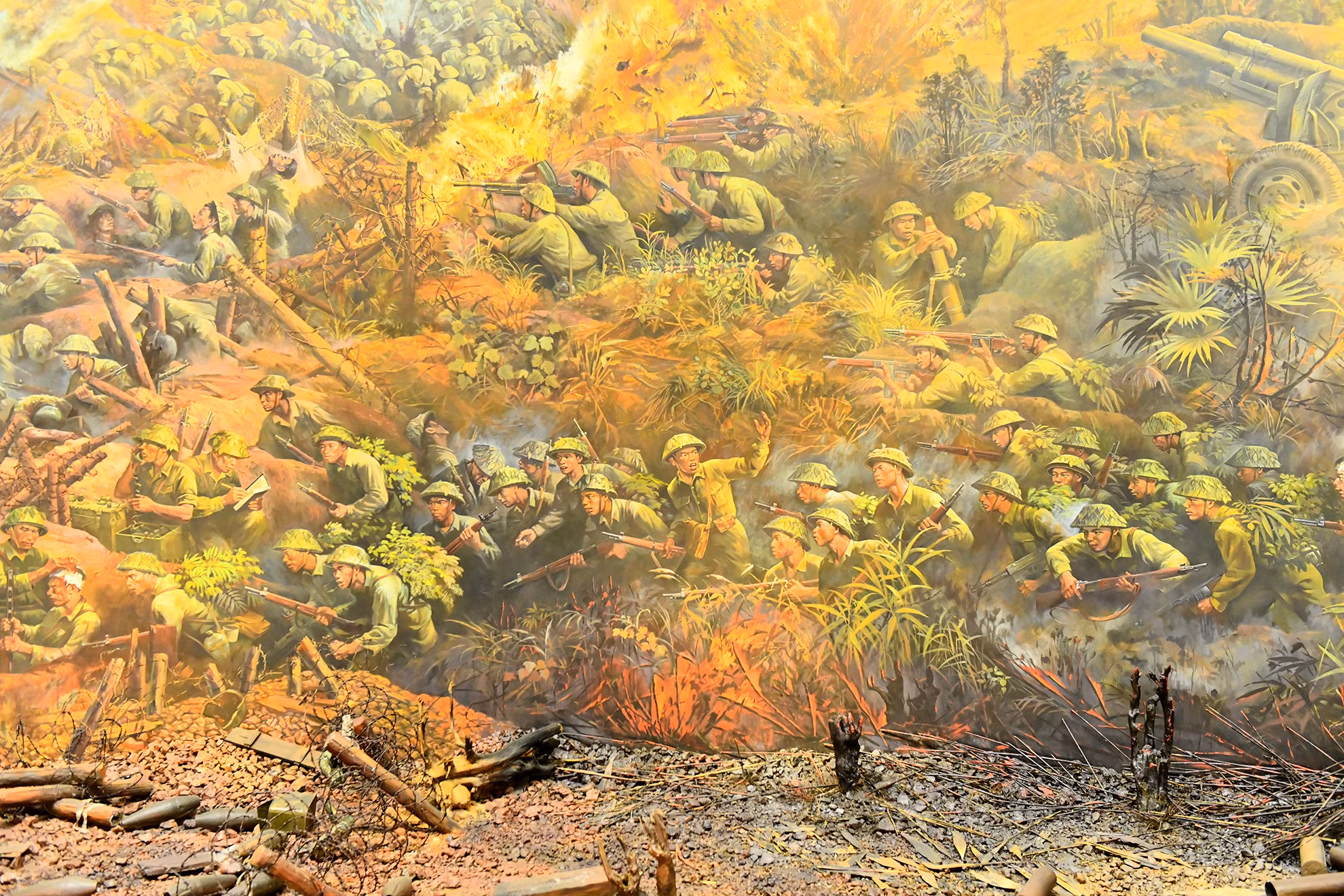 Trường đoạn 3 “Cuộc đối đầu lịch sử”: Những hình ảnh hầm hào, dây thép gai, trận đánh giáp lá cà… phản ánh sự khốc liệt của chiến trường. Kết thúc trường đoạn bằng hình ảnh cột khói từ quả bộc phá trong lòng đồi A1.