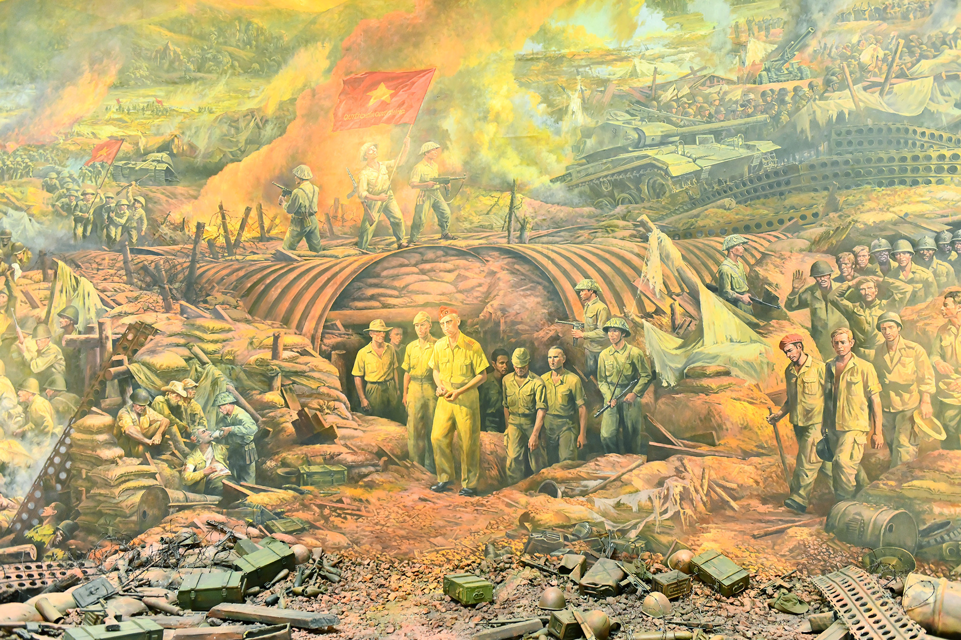 Trường đoạn 4 “Chiến thắng”: Đối lập với hình ảnh thất bại của quân Pháp là hình ảnh quân ta vùng lên đánh chiếm tập đoàn cứ điểm Điện Biên Phủ và điểm nhấn là lá cờ “Quyết chiến, Quyết thắng” của Quân đội Nhân dân Việt Nam tung bay trên nóc hầm tướng De Castries - Chiến dịch Điện Biên Phủ thắng lợi.