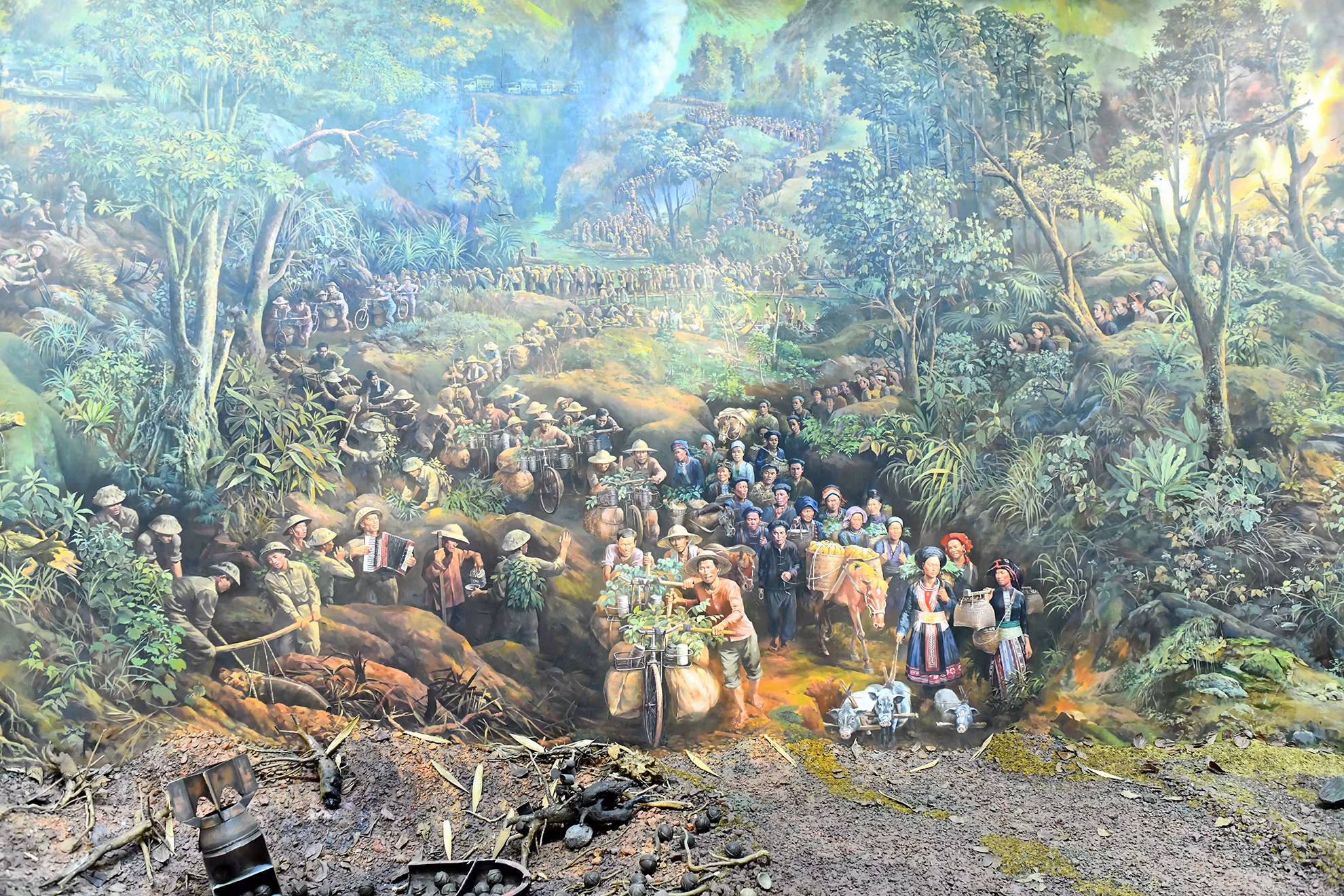 Trường đoạn 1 “Toàn dân ra trận” là hình ảnh những đoàn xe đạp thồ vận chuyển hàng cung cấp cho chiến dịch.