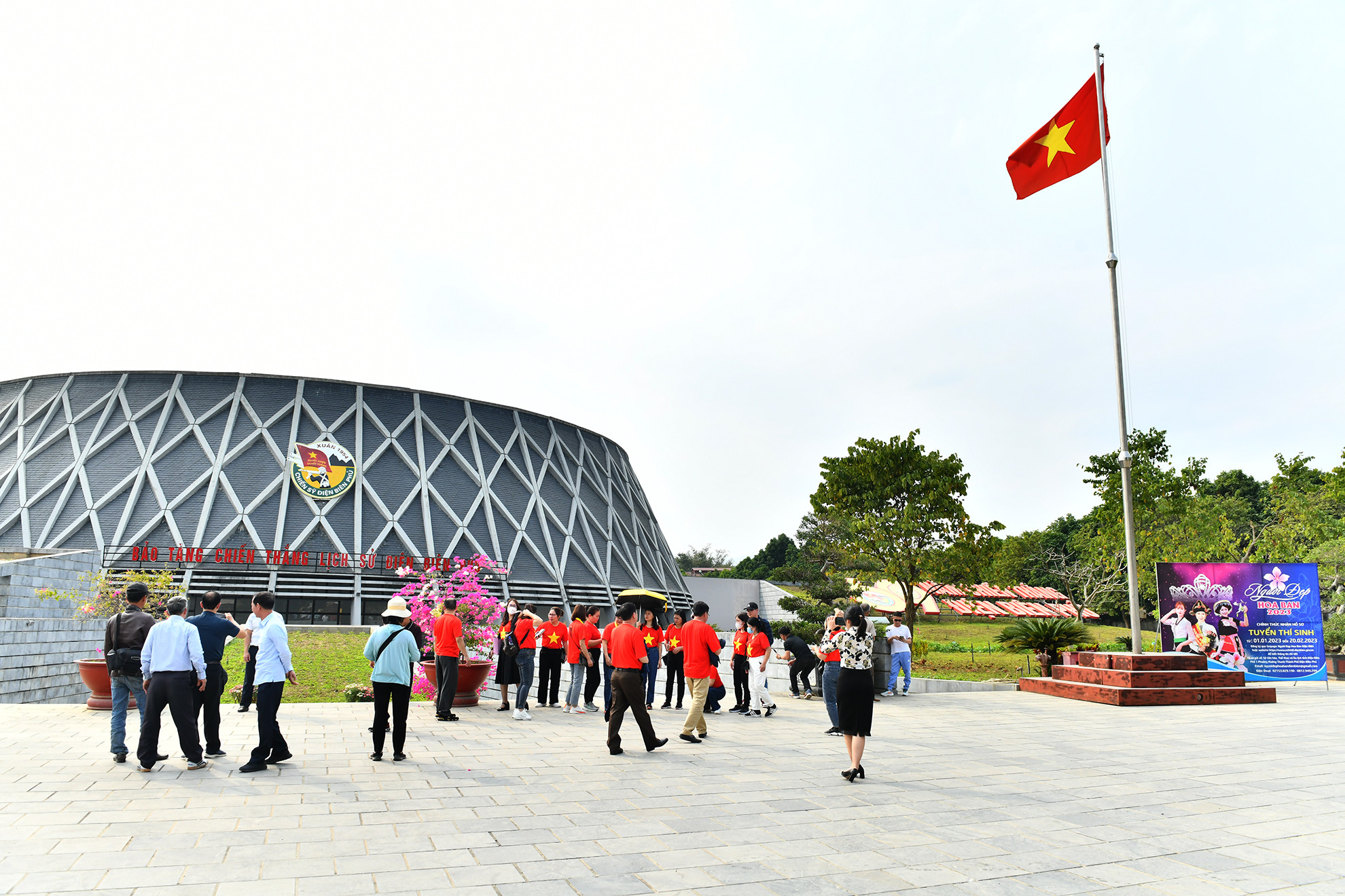 Những ngày tháng 5 lịch sử này, rất đông du khách trên mọi miền đất nước và du khách quốc tế lại về với Điện Biên, nơi 69 năm trước quân và dân ta đã làm nên chiến thắng Điện Biên Phủ "Lừng lẫy năm châu, chấn động địa cầu".