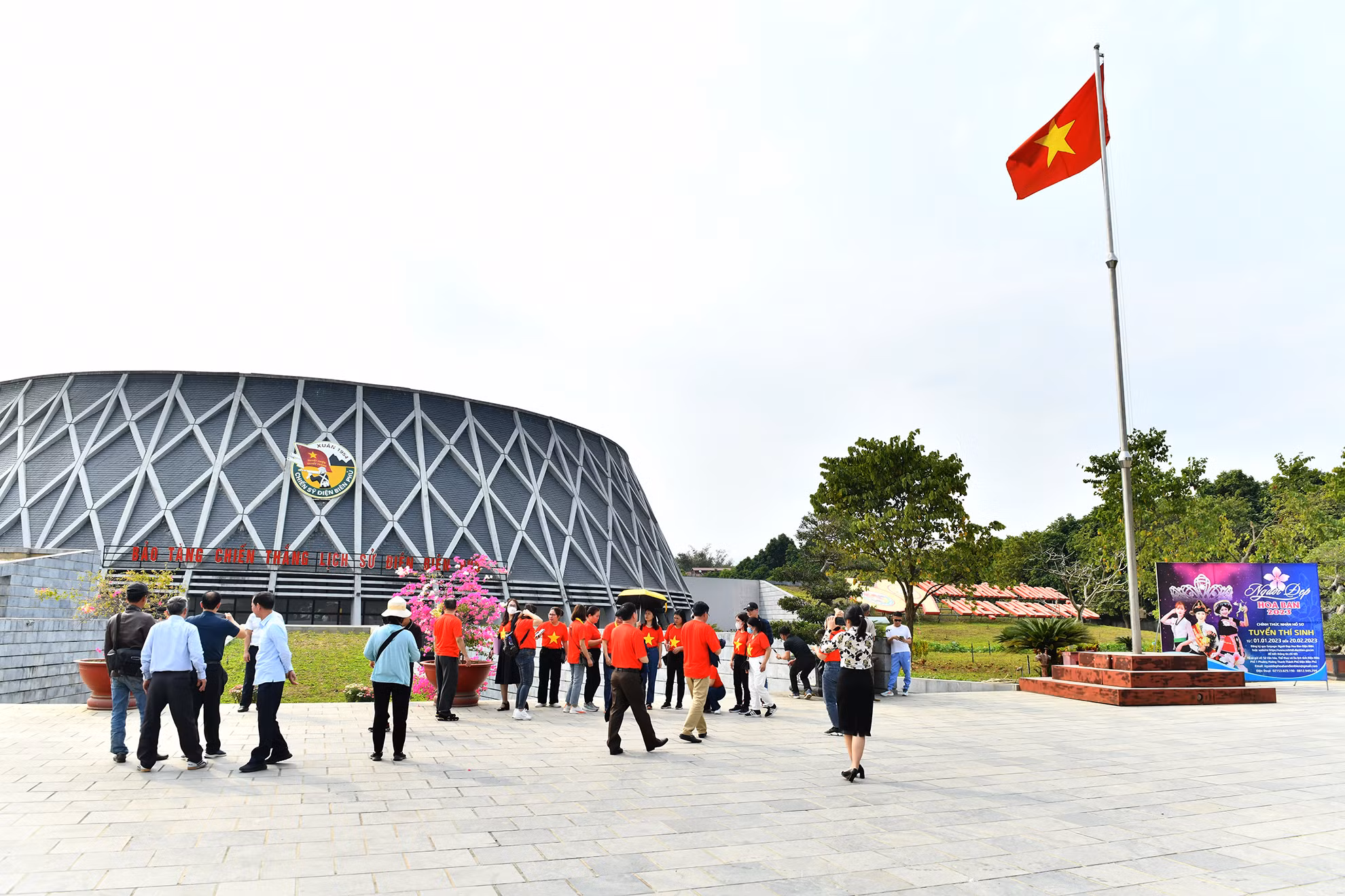 Những ngày tháng 5 lịch sử này, rất đông du khách trên mọi miền đất nước và du khách quốc tế lại về với Điện Biên, nơi 69 năm trước quân và dân ta đã làm nên chiến thắng Điện Biên Phủ "Lừng lẫy năm châu, chấn động địa cầu".