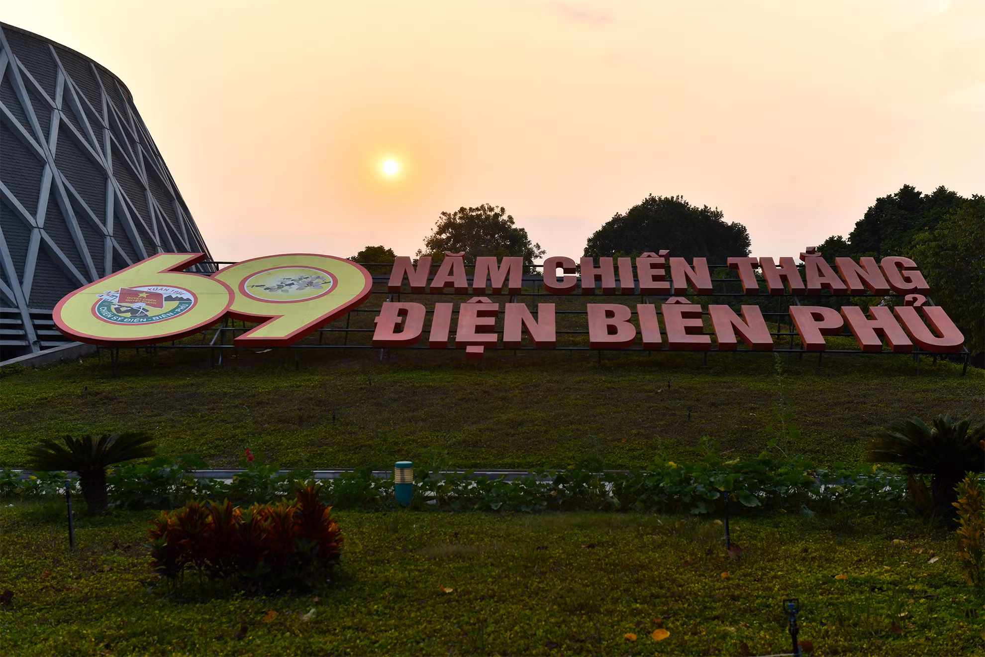 Pa-nô chào mừng kỷ niệm 69 năm Chiến thắng Điện Biên Phủ bên ngoài Bảo tàng Chiến thắng lịch sử Điện Biên Phủ.