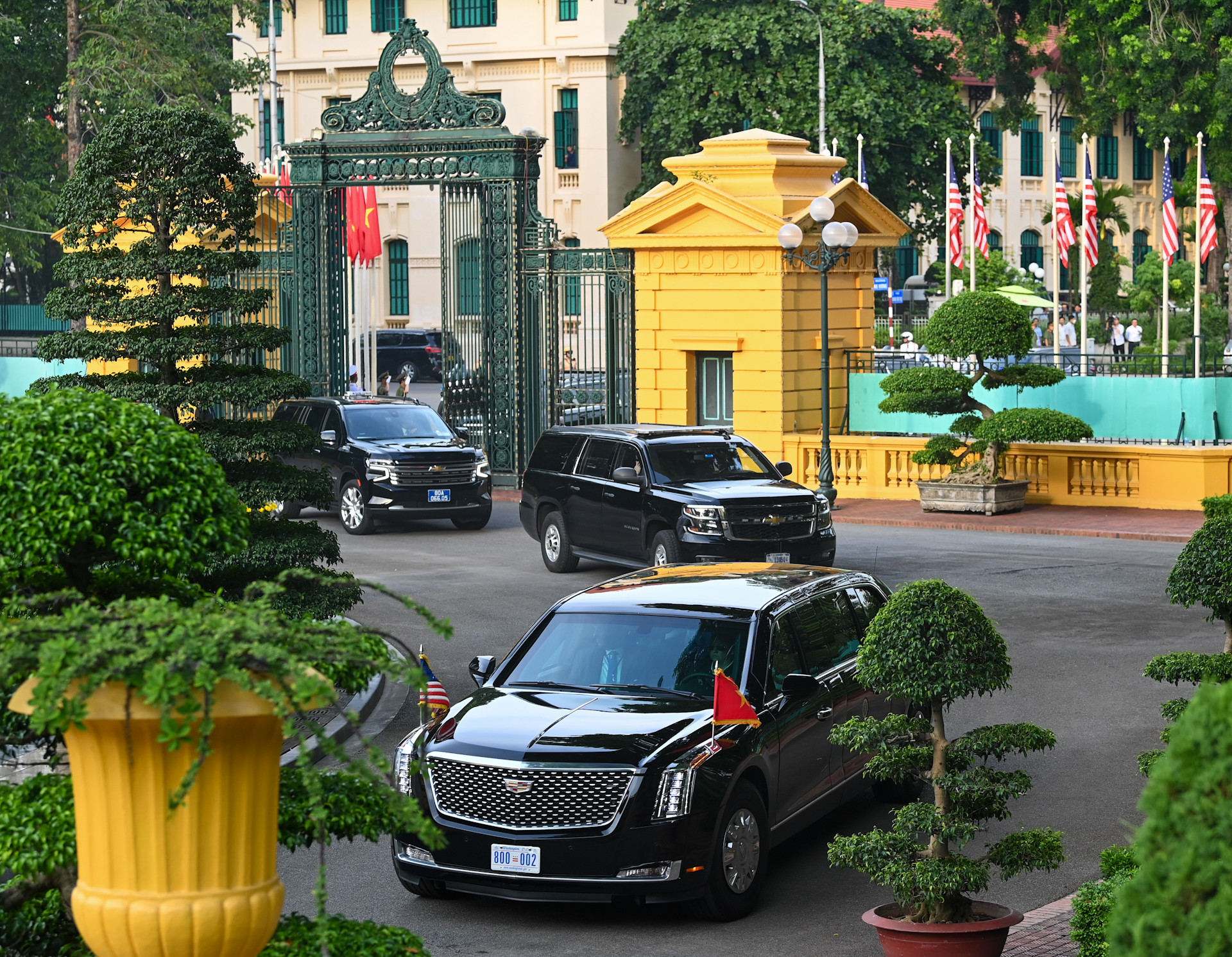 Đúng 16 giờ 50 phút, đoàn xe chở Tổng thống Hoa Kỳ Joe Biden tiến vào Phủ Chủ tịch.