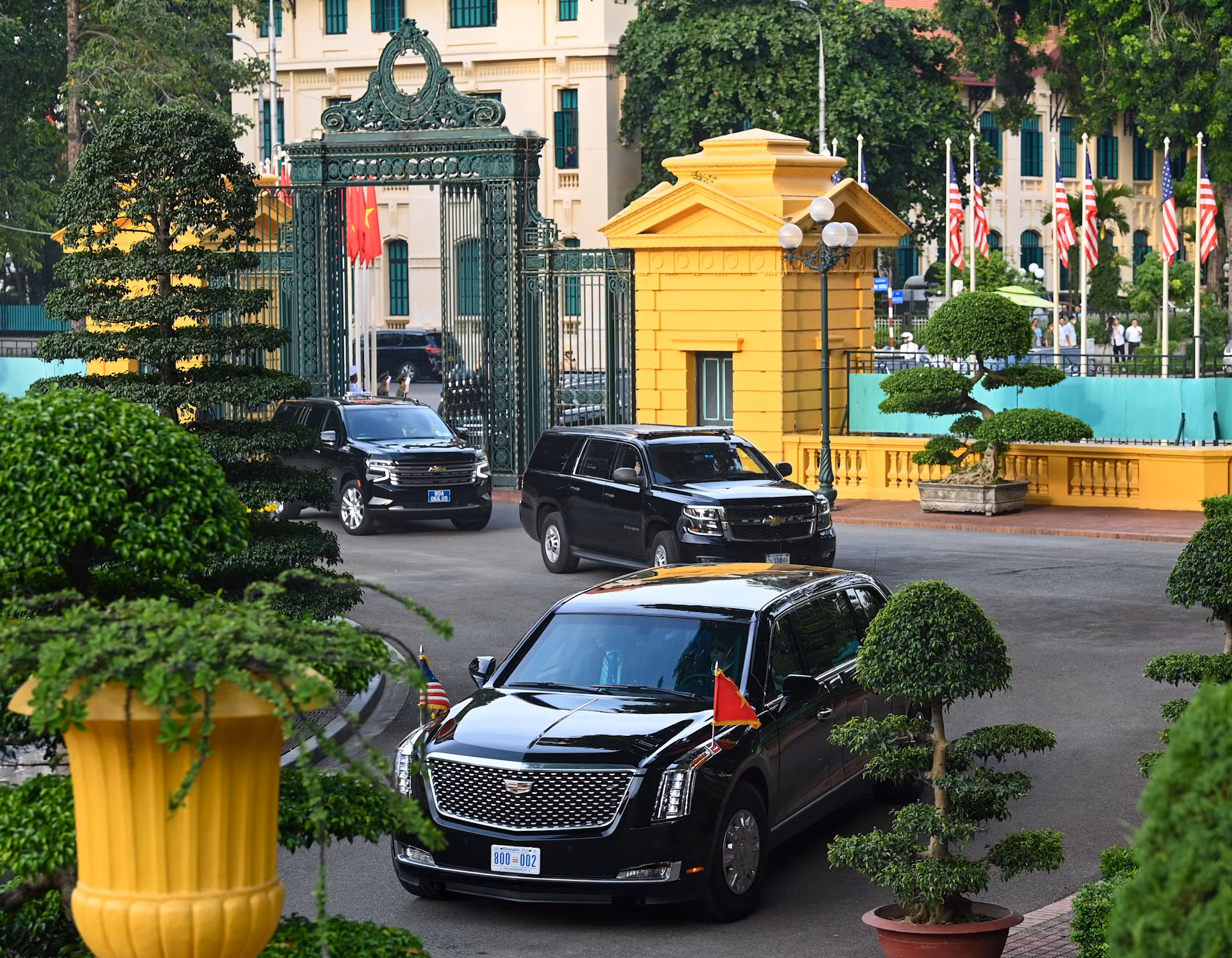 Đúng 16 giờ 50 phút, đoàn xe chở Tổng thống Hoa Kỳ Joe Biden tiến vào Phủ Chủ tịch.