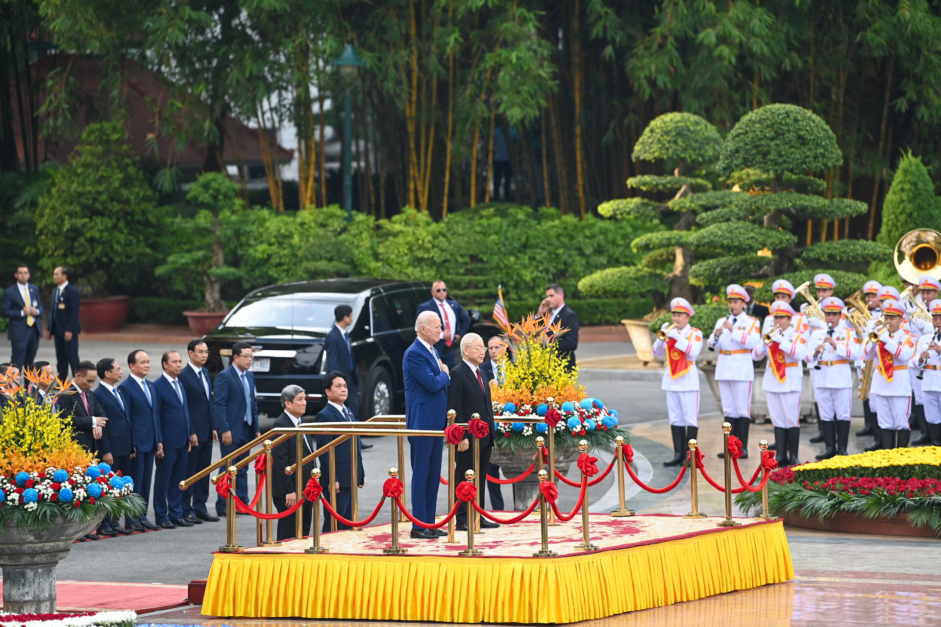 Tổng Bí thư Nguyễn Phú Trọng và Tổng thống Hoa Kỳ Joe Biden trên bục danh dự nghe quân nhạc cử hành quốc thiều hai nước.
