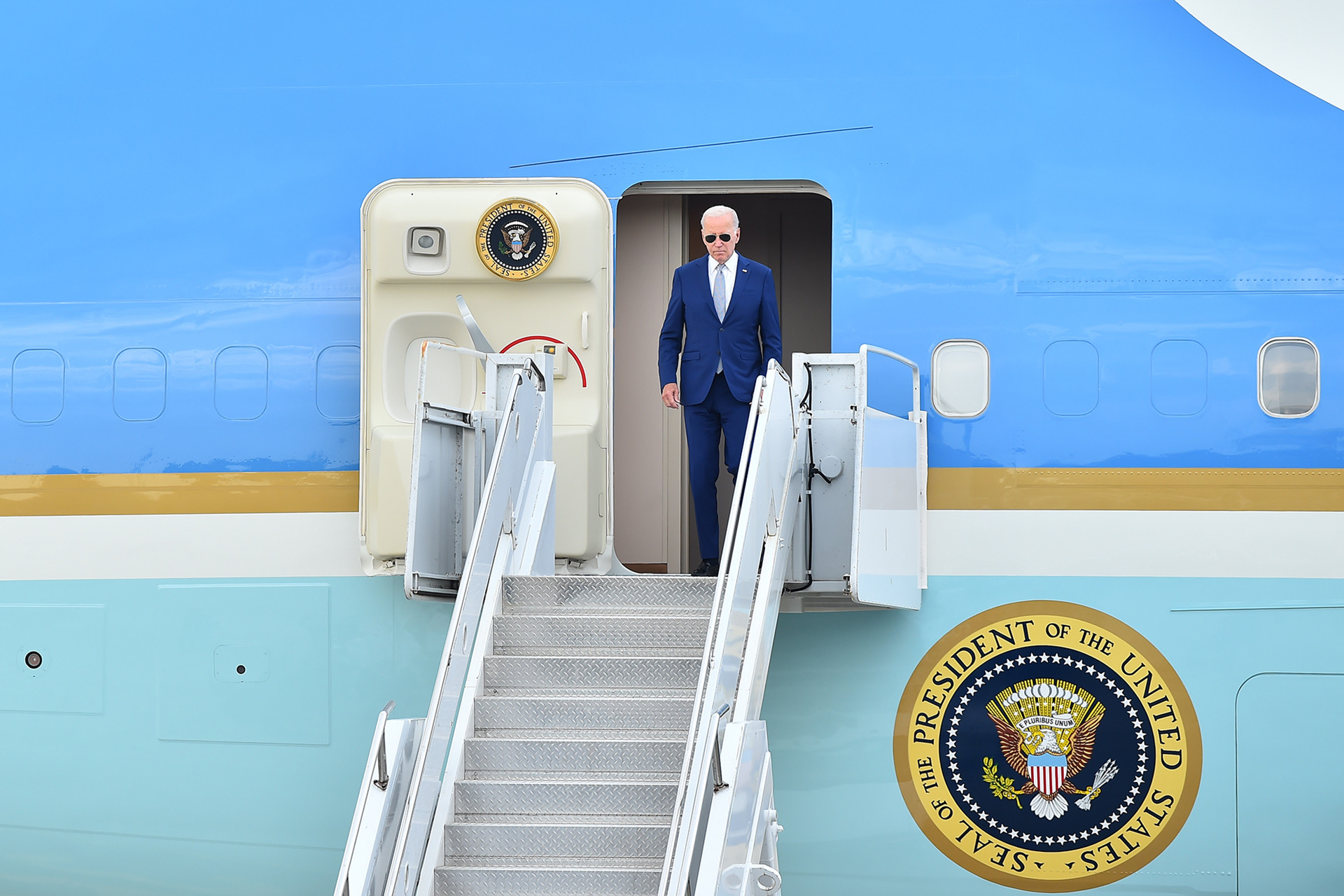 Tổng thống Joe Biden bước ra từ chuyên cơ Air Force One, chính thức bắt đầu chuyến thăm cấp Nhà nước tới Việt Nam.