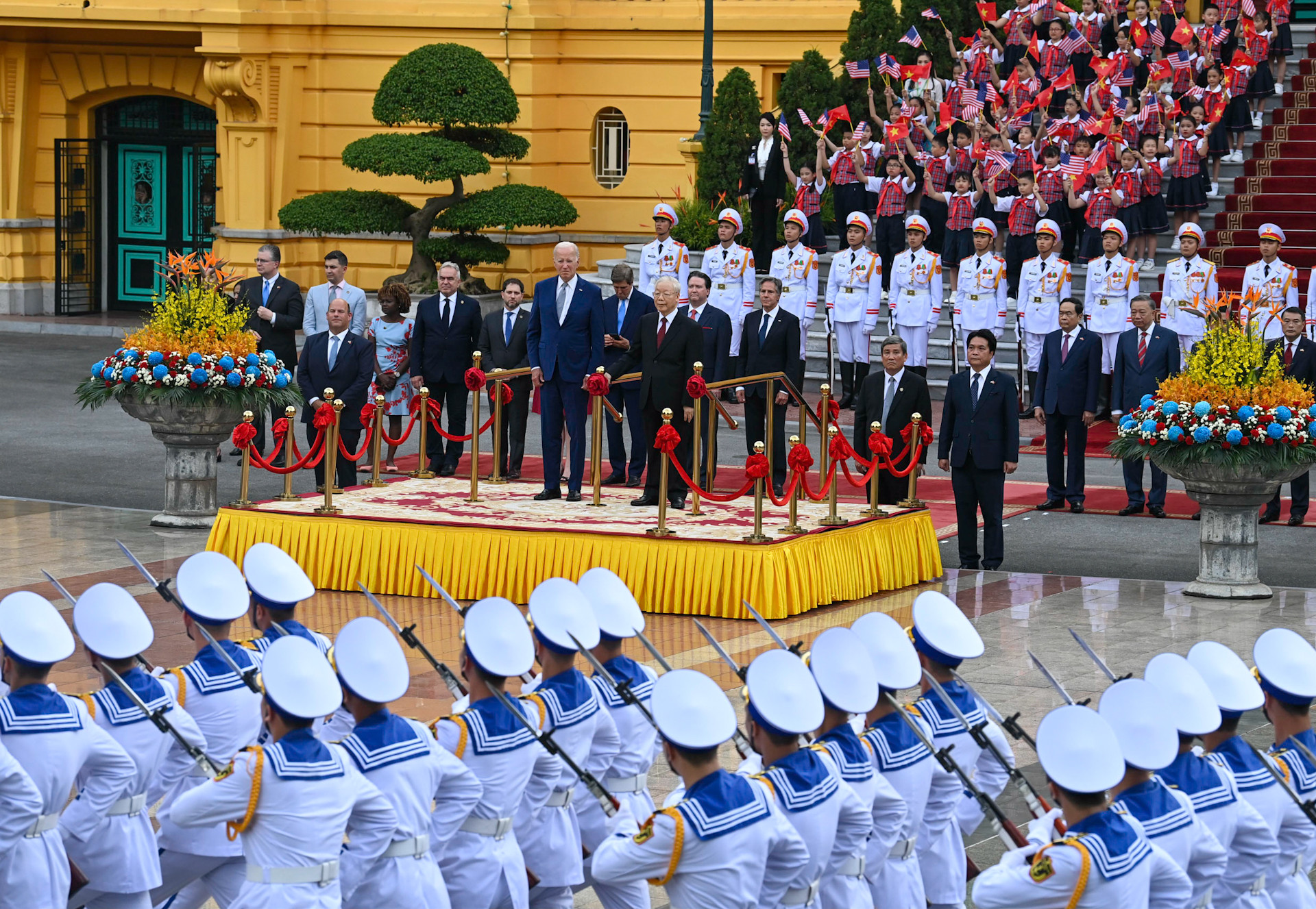 Tổng Bí thư Nguyễn Phú Trọng và Tổng thống Hoa Kỳ Joe Biden duyệt đội danh dự Quân đội nhân dân Việt Nam.