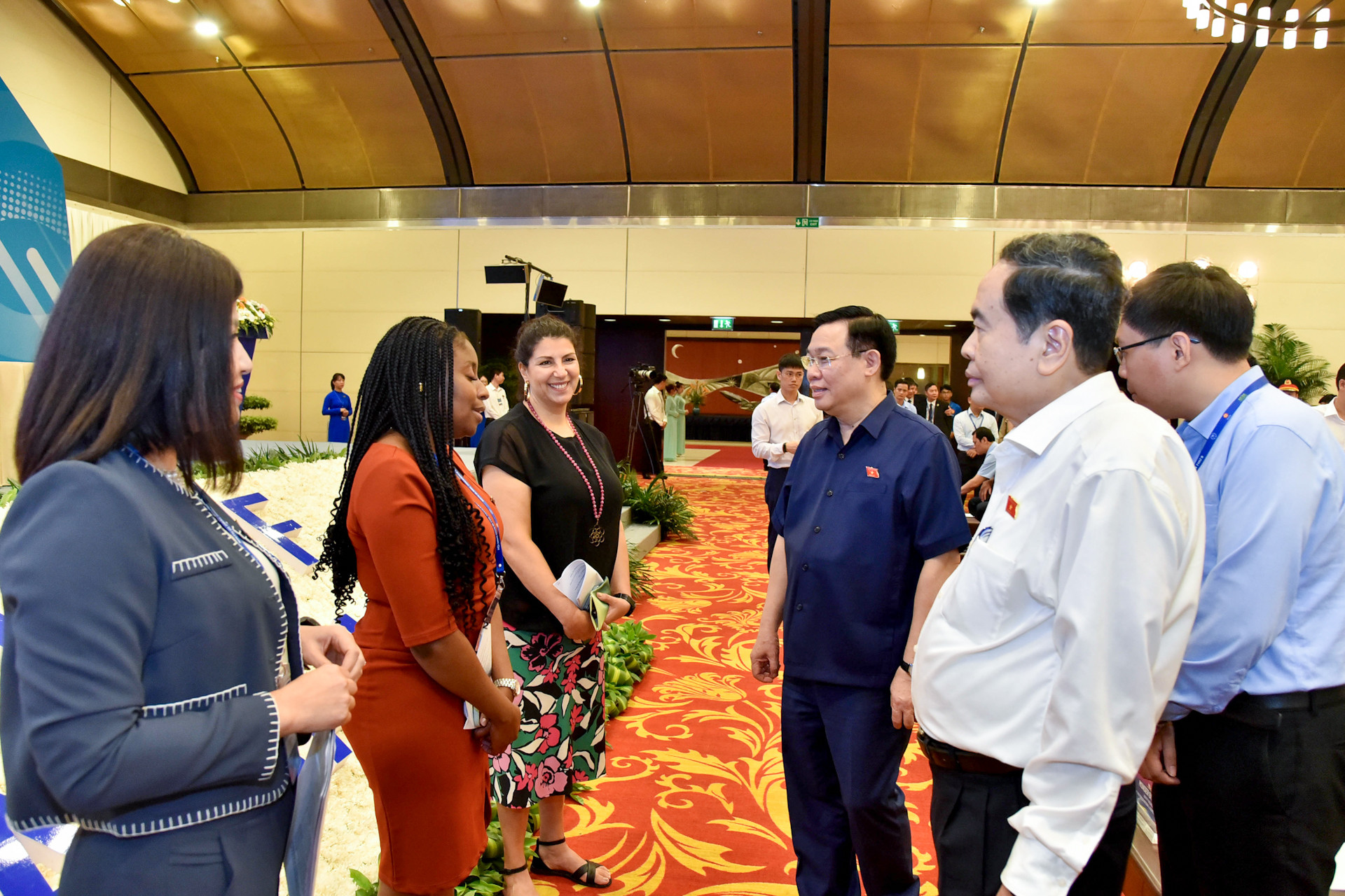 Chủ tịch Quốc hội Vương Đình Huệ trao đổi với các đại biểu tại buổi kiểm tra công tác chuẩn bị tổ chức Hội nghị Nghị sĩ trẻ toàn cầu lần thứ 9 tại Trung tâm Hội nghị Quốc gia, sáng 14/9/2023. (Ảnh: DUY LINH)