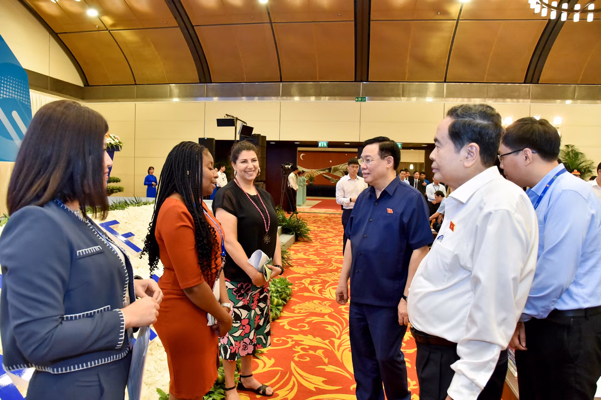 Chủ tịch Quốc hội Vương Đình Huệ trao đổi với các đại biểu tại buổi kiểm tra công tác chuẩn bị tổ chức Hội nghị Nghị sĩ trẻ toàn cầu lần thứ 9 tại Trung tâm Hội nghị Quốc gia, sáng 14/9/2023. (Ảnh: DUY LINH)