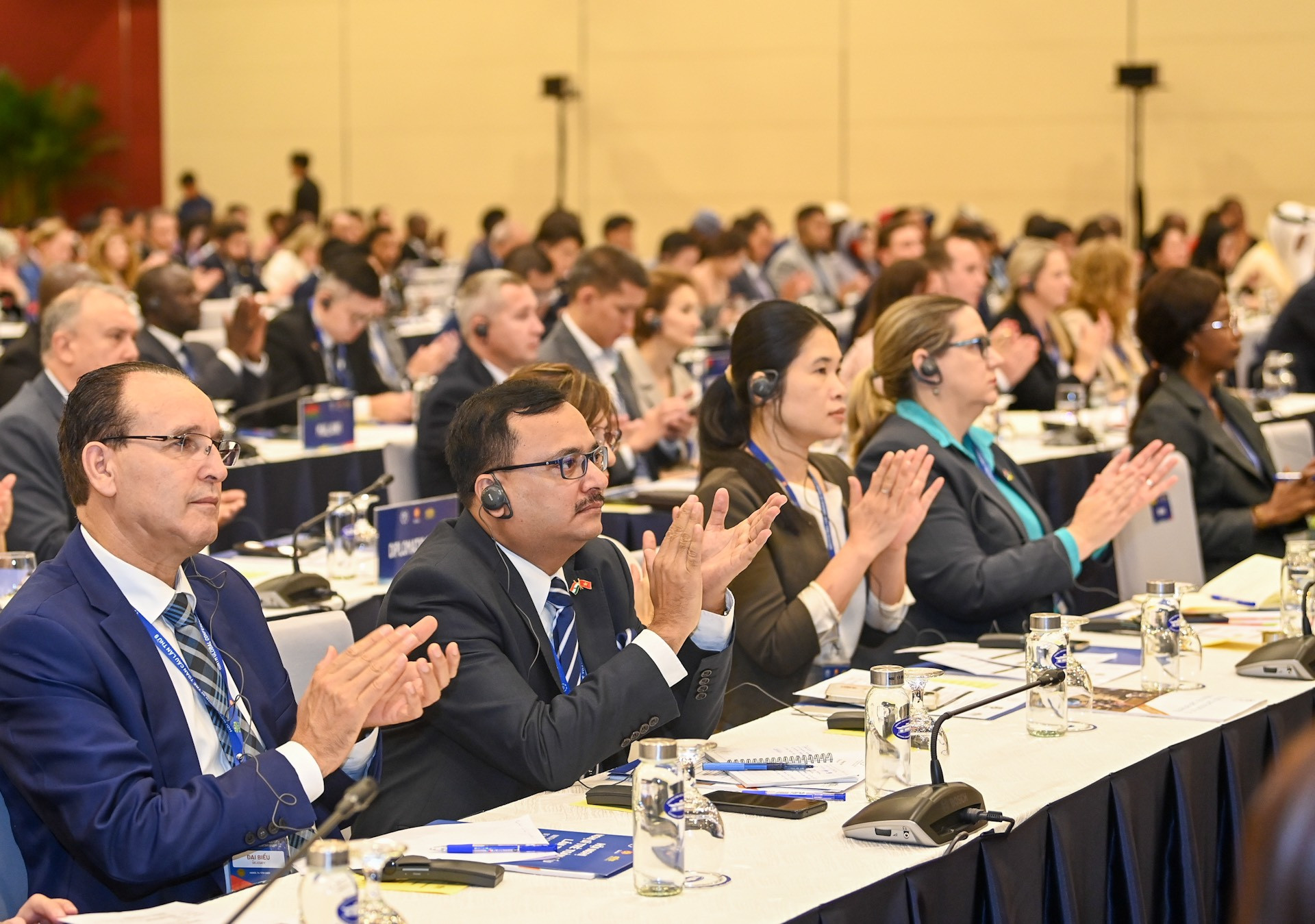 Các phiên thảo luận chuyên đề diễn ra tích cực, sôi nổi. (Ảnh: DUY LINH)