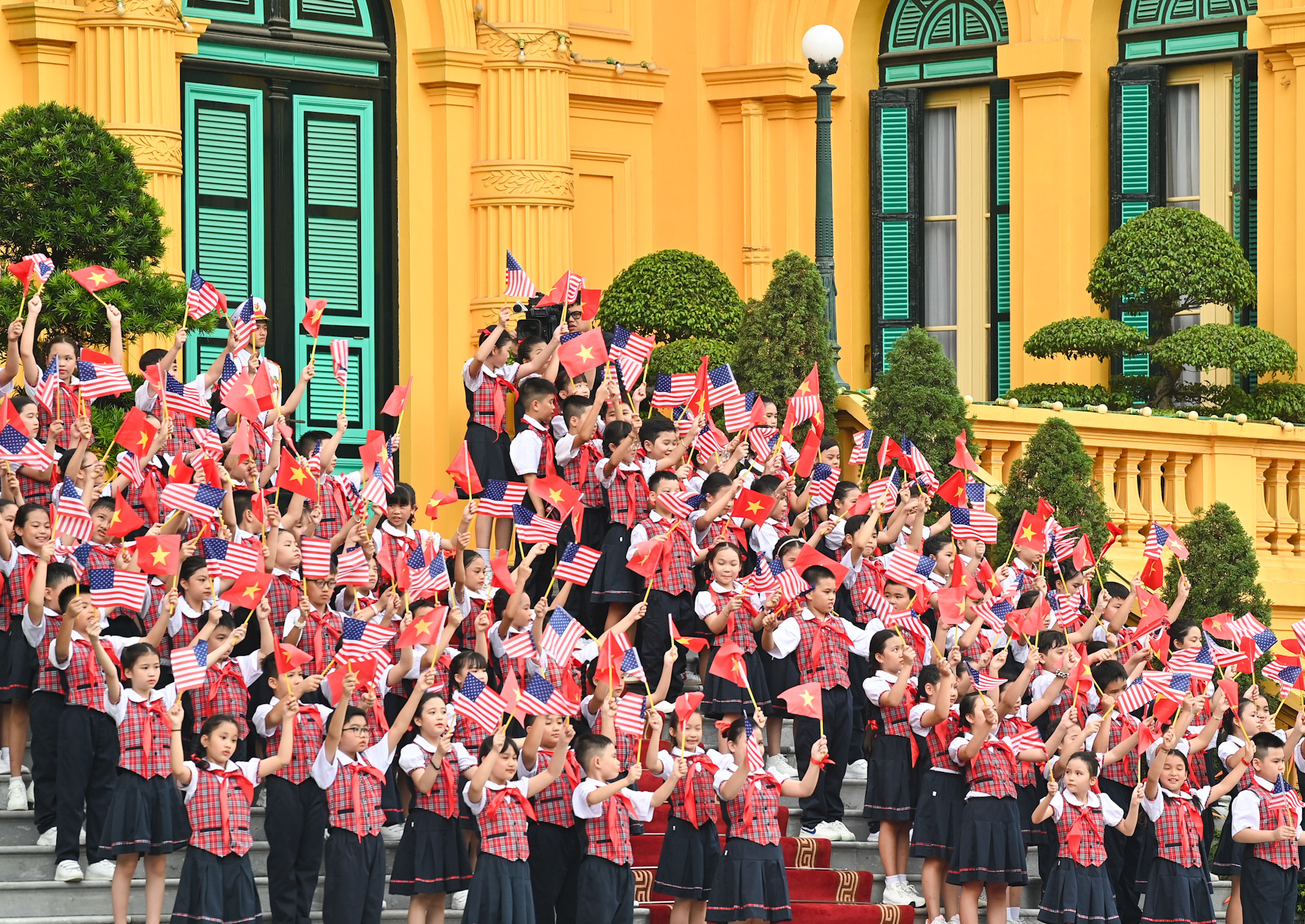 Các cháu thiếu nhi Thủ đô vẫy chào Tổng Bí thư Nguyễn Phú Trọng và Tổng thống Hoa Kỳ Joe Biden.