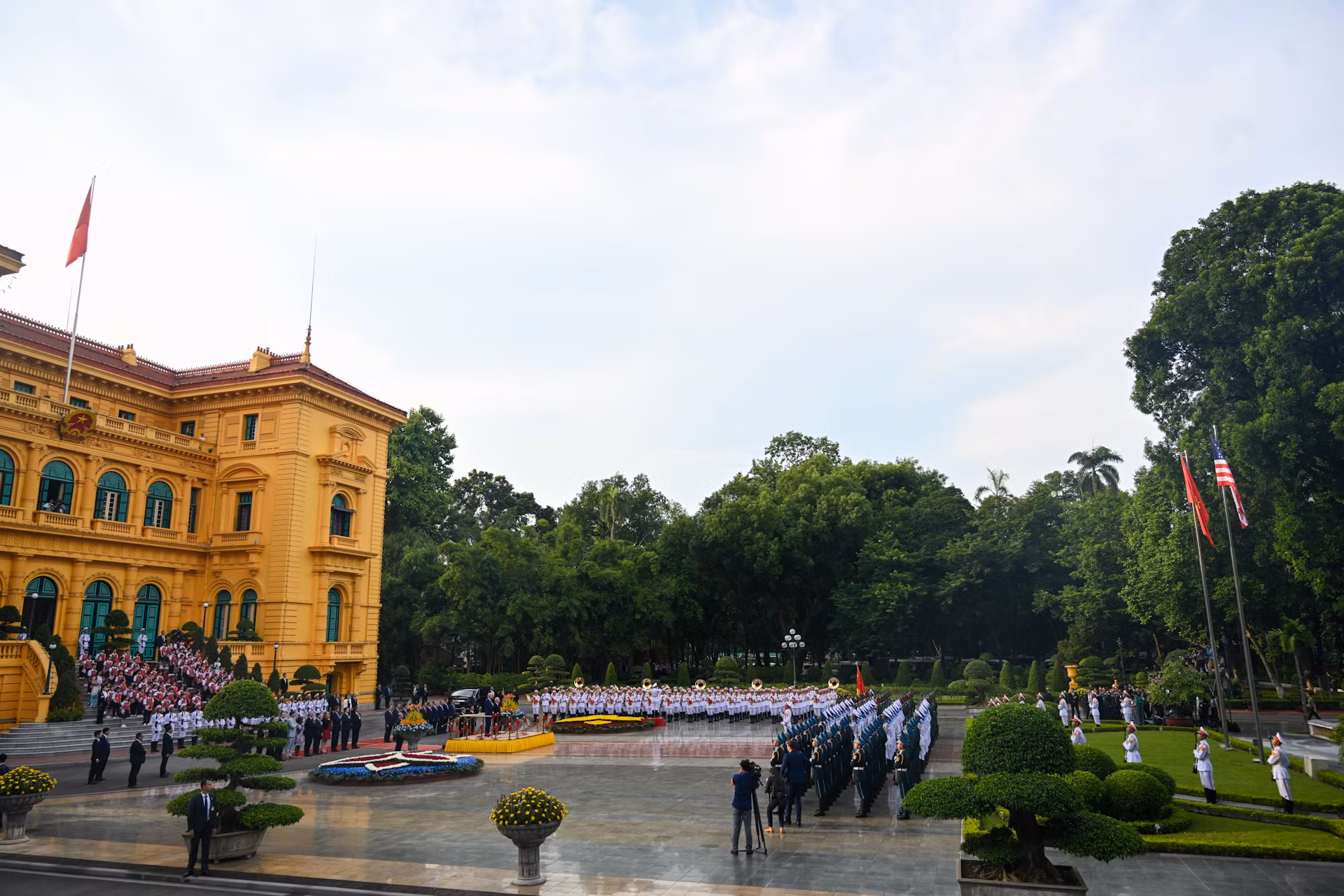 Quang cảnh Lễ đón chính thức Tổng thống Hoa Kỳ Joe Biden tại Phủ Chủ tịch.