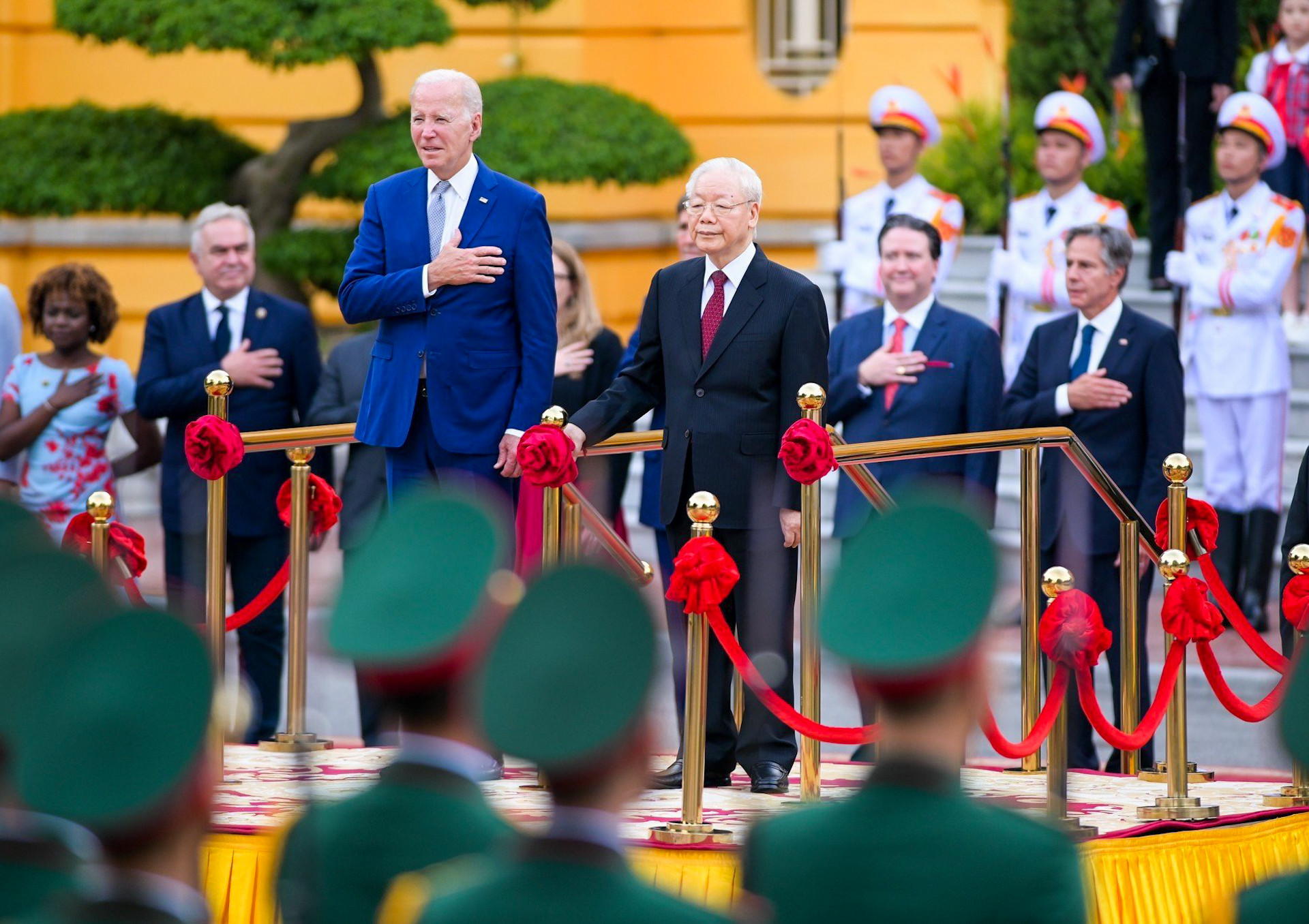 Tổng Bí thư Nguyễn Phú Trọng và Tổng thống Hoa Kỳ Joe Biden trên bục danh dự, thực hiện nghi thức chào cờ.