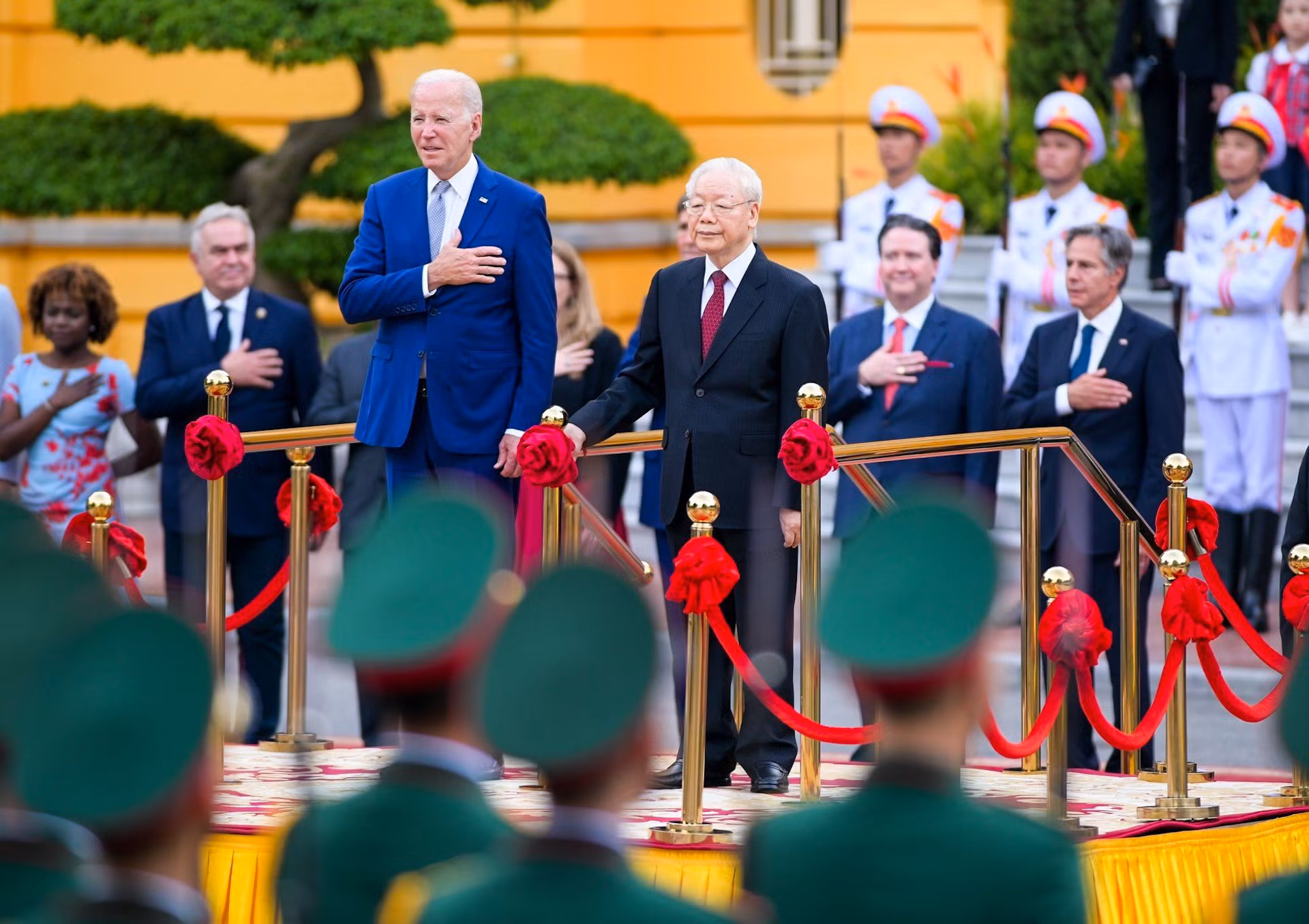 Tổng Bí thư Nguyễn Phú Trọng và Tổng thống Hoa Kỳ Joe Biden trên bục danh dự, thực hiện nghi thức chào cờ.