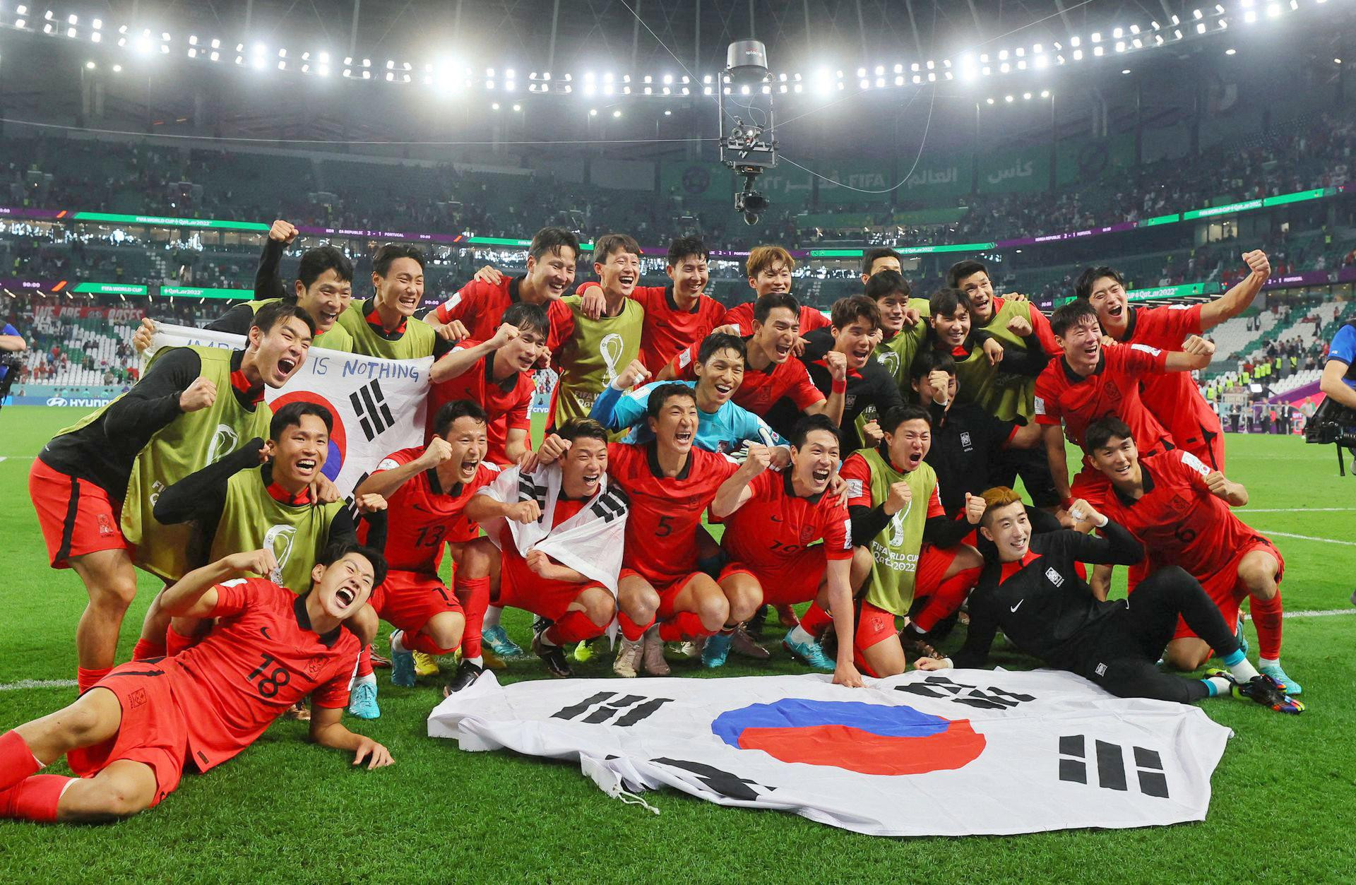 Niềm vui của đội tuyển Hàn Quốc sau trận thắng Bồ Đào Nha 2-1.