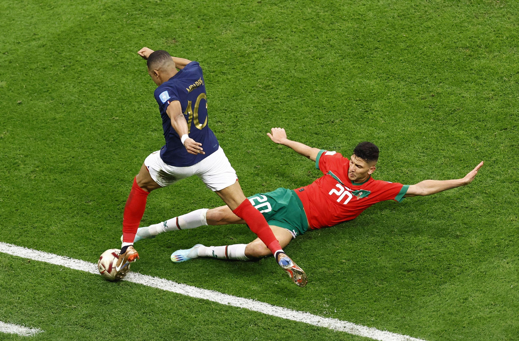 Mbappe tuy không ghi bàn nhưng anh luôn tạo ra những đường bóng chính xác tới đồng đội.