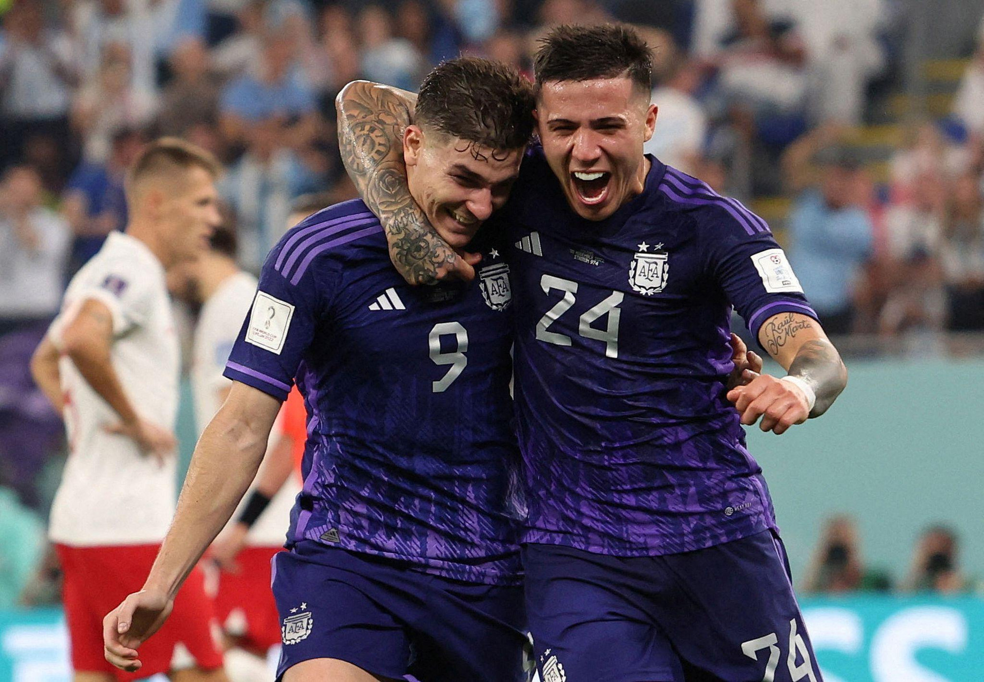 Julian Alvarez ăn mừng bàn thắng thứ hai vào lưới Ba Lan với Enzo Fernandez.