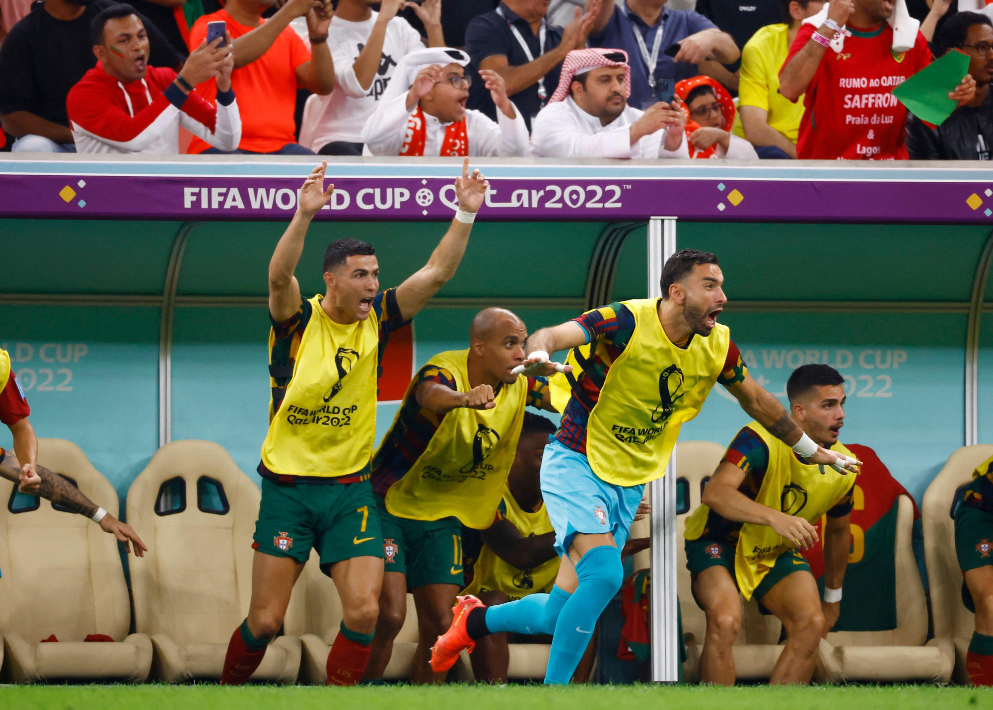 Ronaldo luôn theo dõi và cổ vũ các đồng đội.