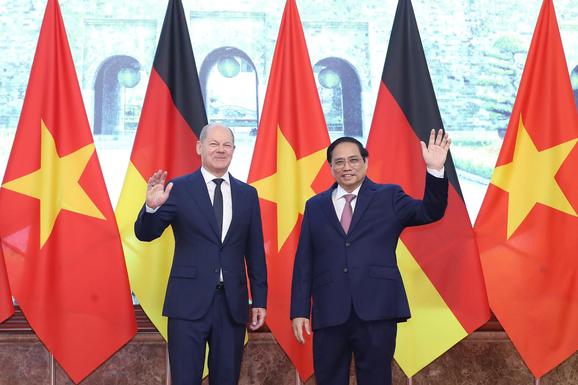 Thủ tướng Phạm Minh Chính và Thủ tướng Đức Olaf Scholz vẫy chào phóng viên các cơ quan thông tấn, báo chí trước buổi hội đàm. Thủ tướng Phạm Minh Chính và Thủ tướng Đức Olaf Scholz vẫy chào phóng viên các cơ quan thông tấn, báo chí trước buổi hội đàm.