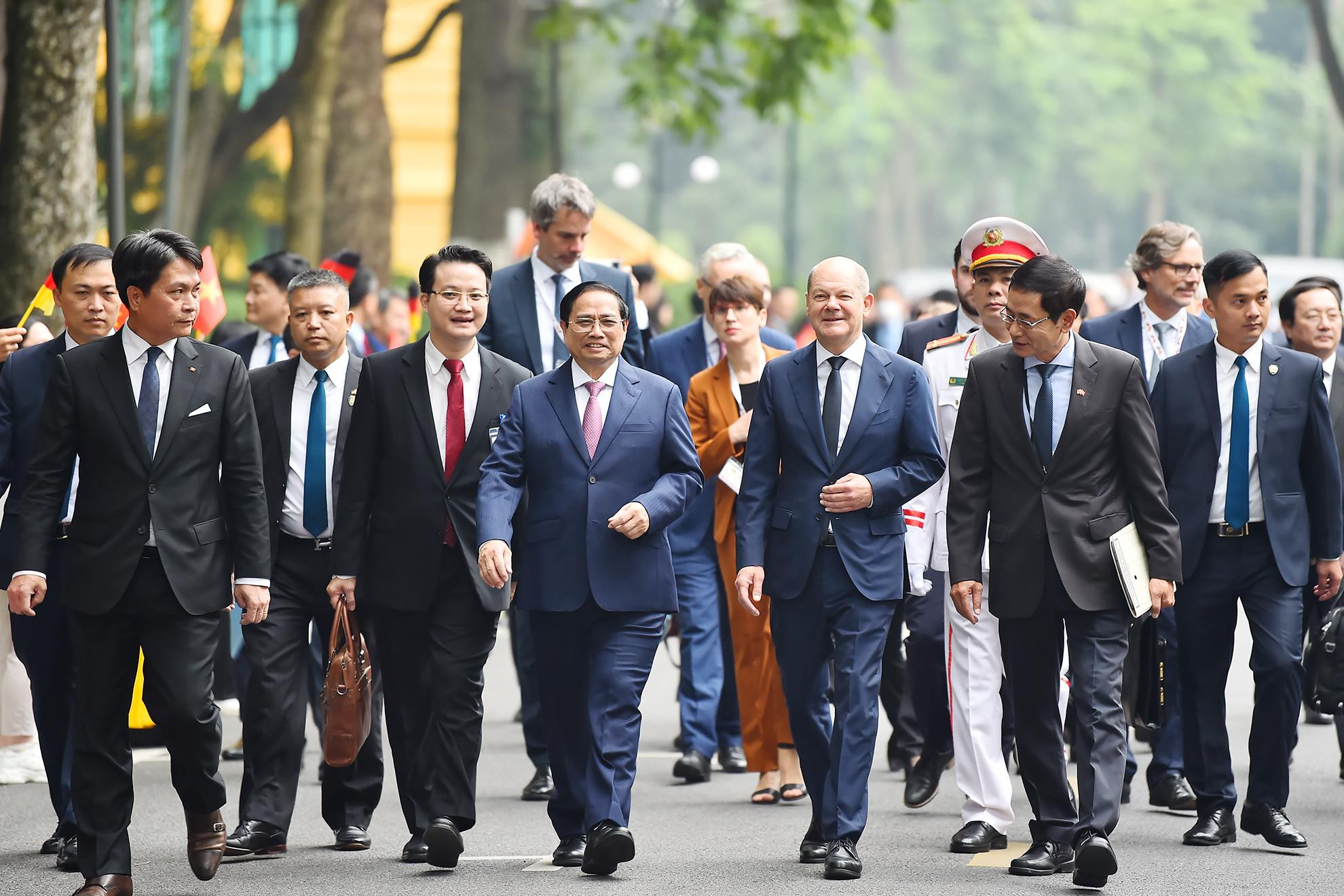 Thủ tướng Phạm Minh Chính và Thủ tướng Olaf Scholz trao đổi tại lễ đón. Thủ tướng Phạm Minh Chính và Thủ tướng Olaf Scholz trao đổi tại lễ đón.