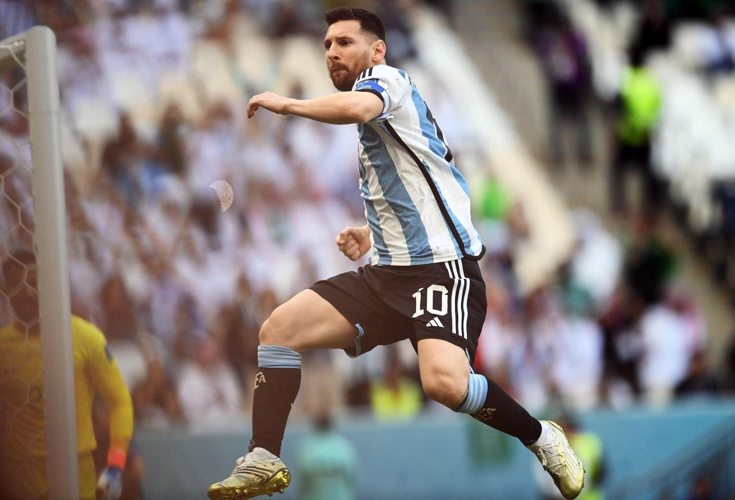 Khoảnh khắc Messi mở tỷ số giúp Argentina dẫn trước Saudi Arabia.