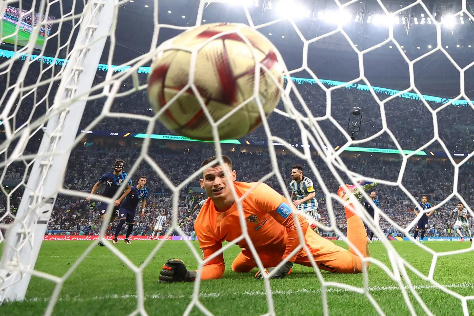 Thủ thành Dominik Livakovic bất lực trước cú sút penalty của Messi.