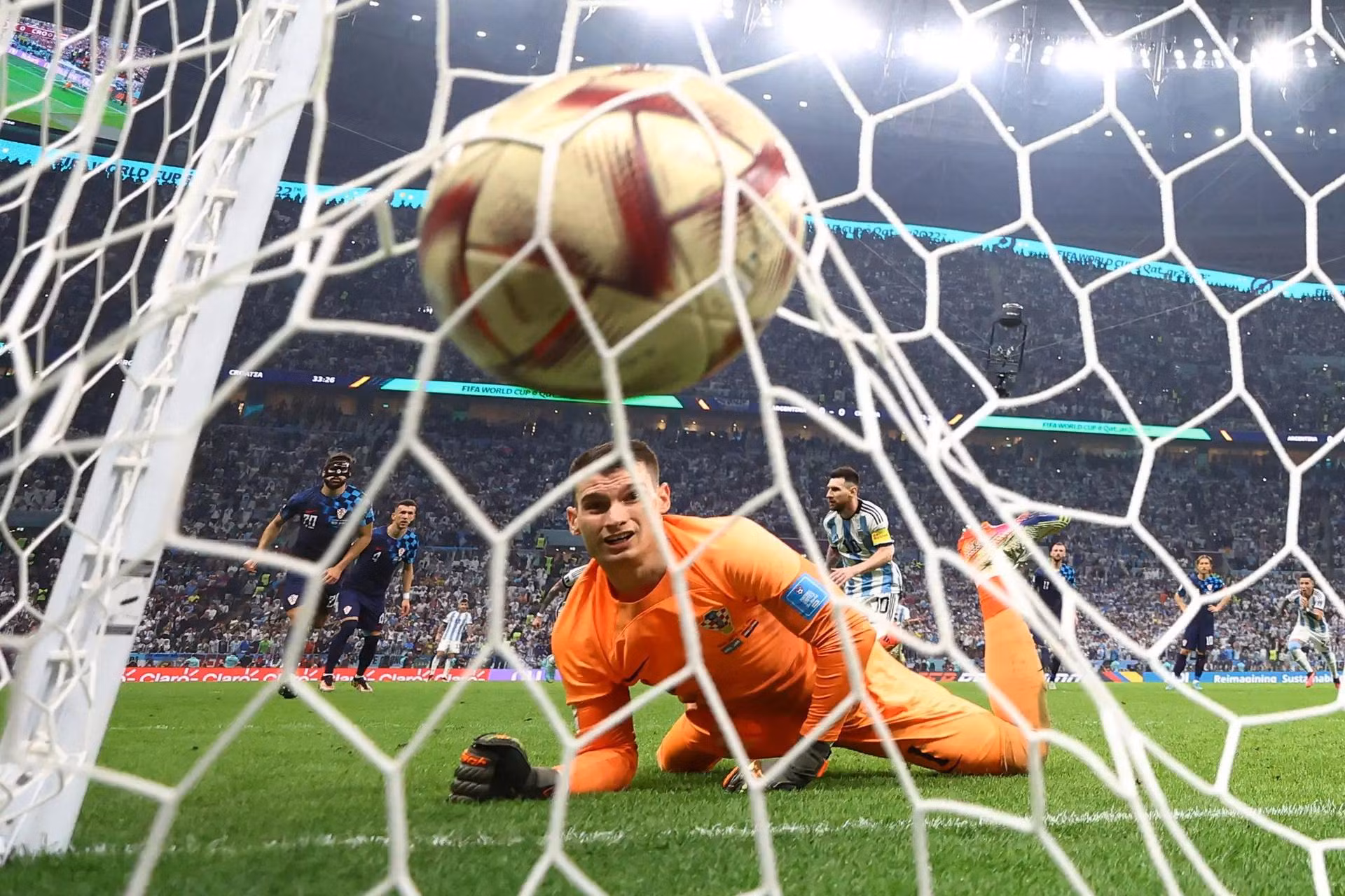 Thủ thành Dominik Livakovic bất lực trước cú sút penalty của Messi.