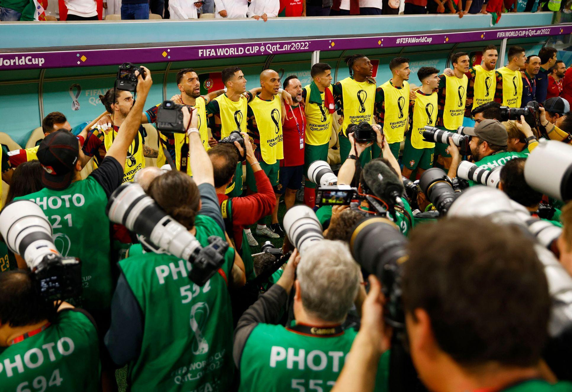 Ống kính phóng viên hướng về đội tuyển Bồ Đào Nha.