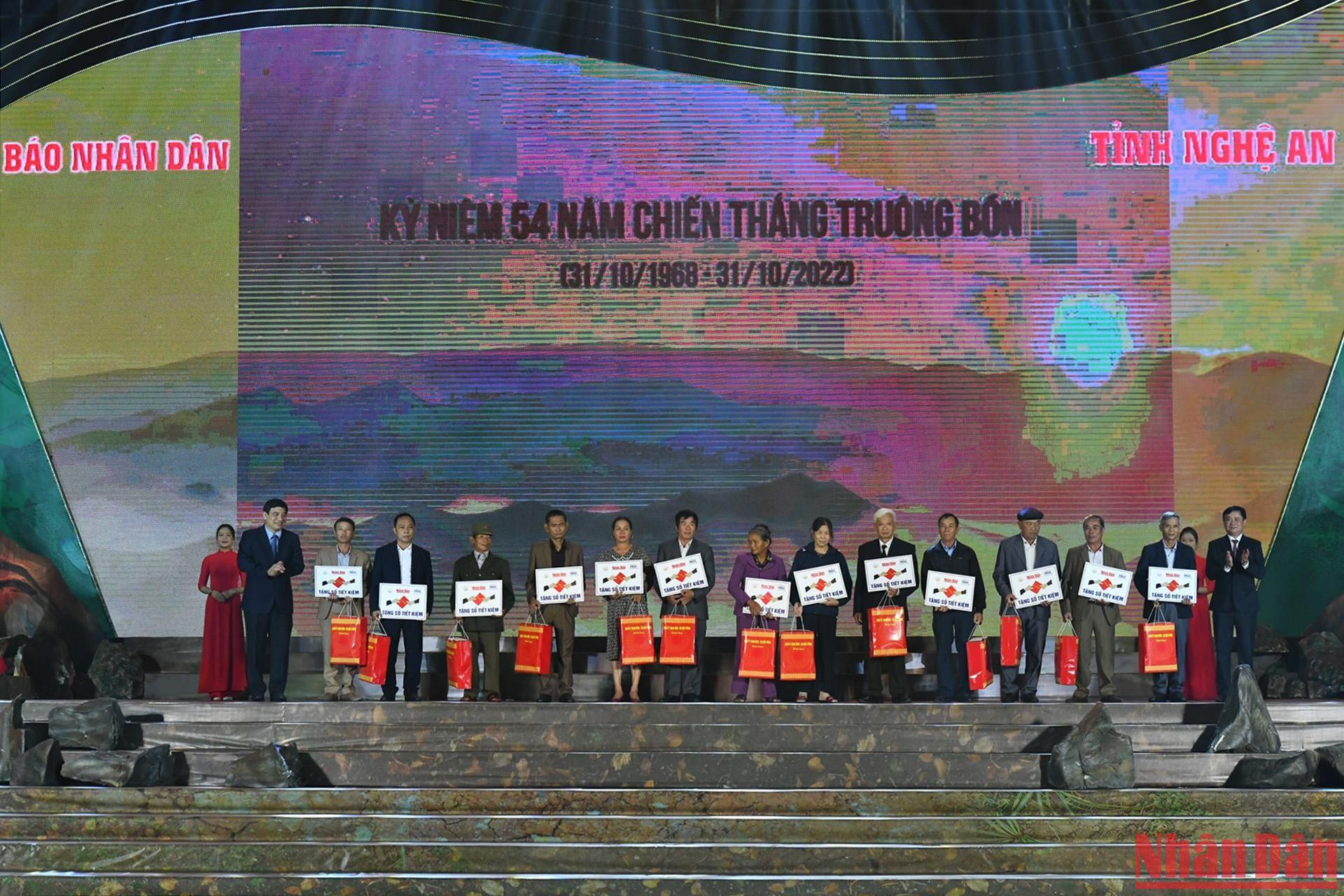 Đồng chí Nguyễn Đắc Vinh - Ủy viên Trung ương Đảng, Chủ nhiệm Ủy ban Văn hóa, Giáo dục của Quốc hội và đồng chí Thái Thanh Quý - Ủy viên Trung ương Đảng, Bí thư Tỉnh ủy Nghệ An trao sổ tiết kiệm và quà cho các gia đình.