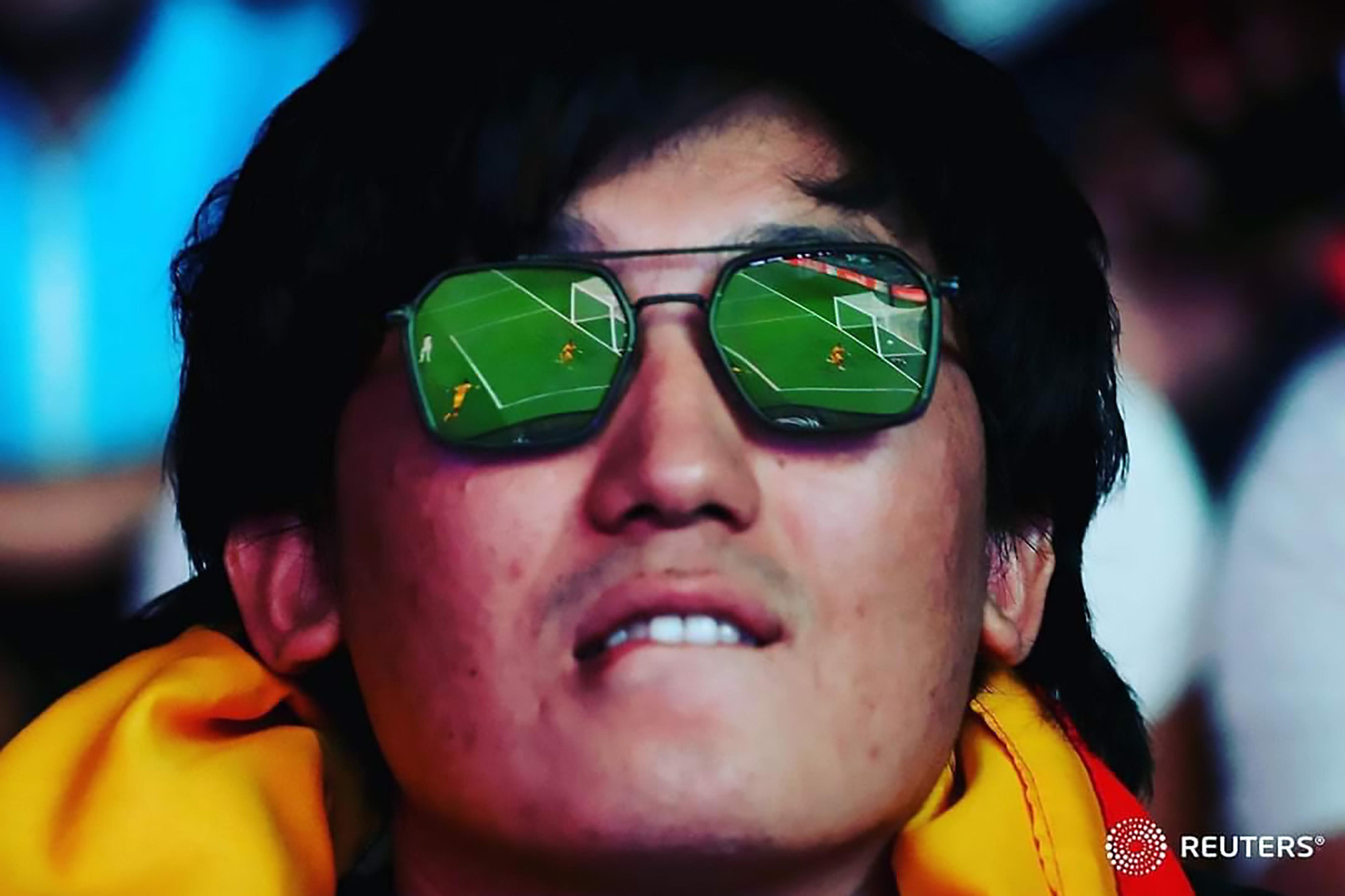 Một cổ động viên chăm chú theo dõi trận đấu giữa Hà Lan và Senegal.