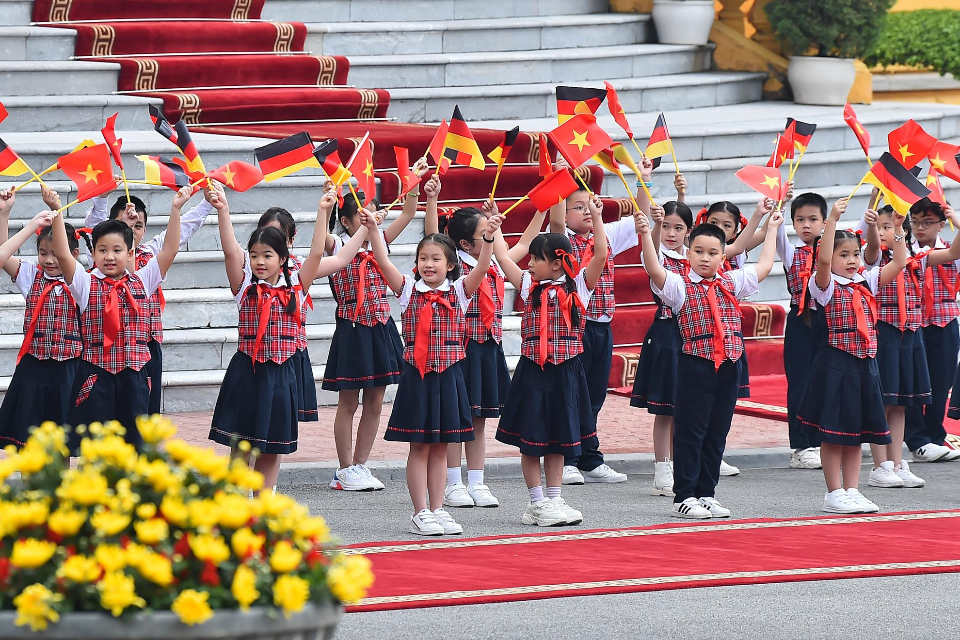 Thiếu nhi Thủ đô chào đón Thủ tướng Olaf Scholz đến thăm và làm việc tại Việt Nam. Thiếu nhi Thủ đô chào đón Thủ tướng Olaf Scholz đến thăm và làm việc tại Việt Nam.