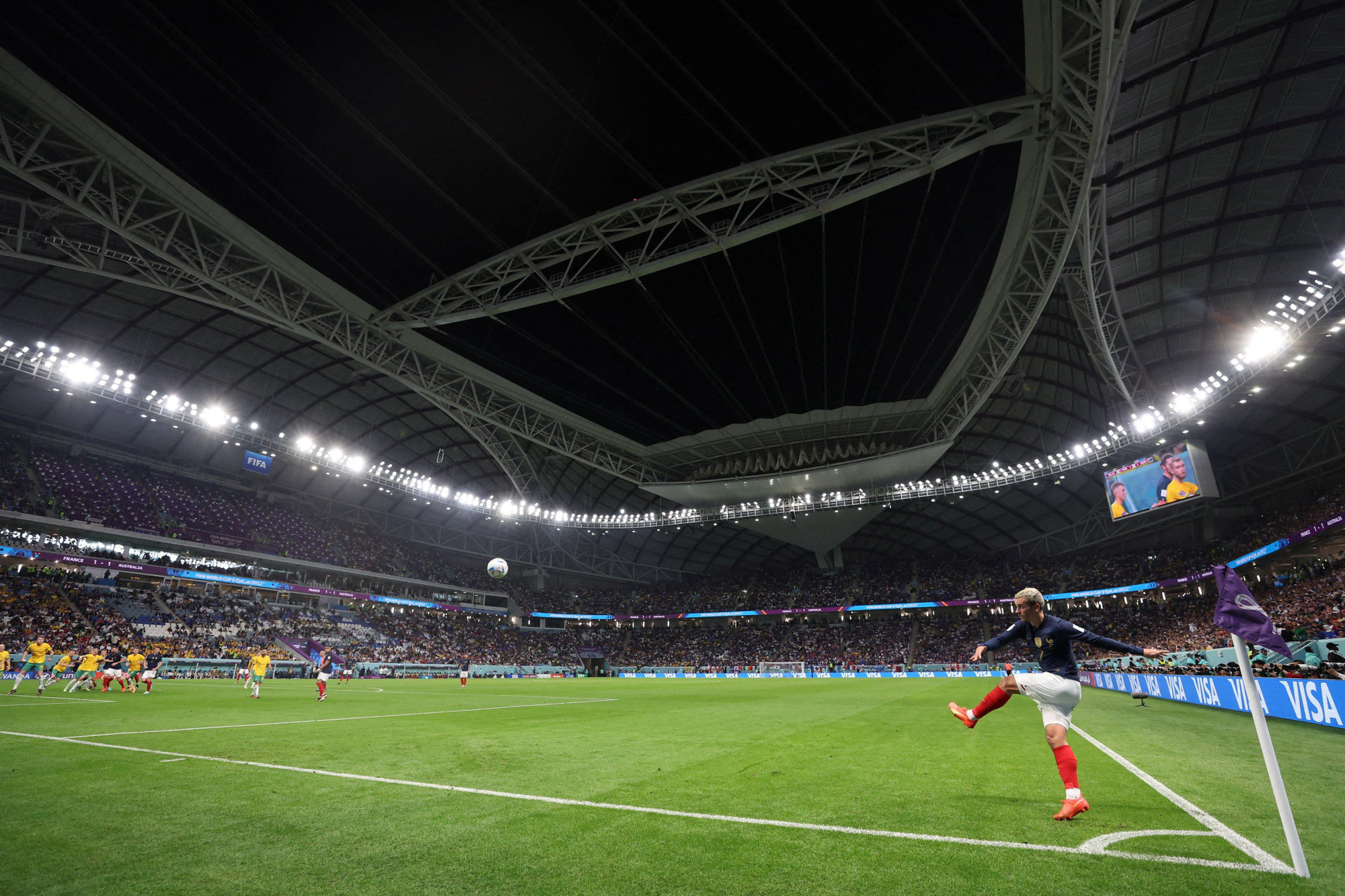 Antoine Griezmann (Pháp) thực hiện quả đá phạt góc dưới mái vòm sân vận động Al Janoub.