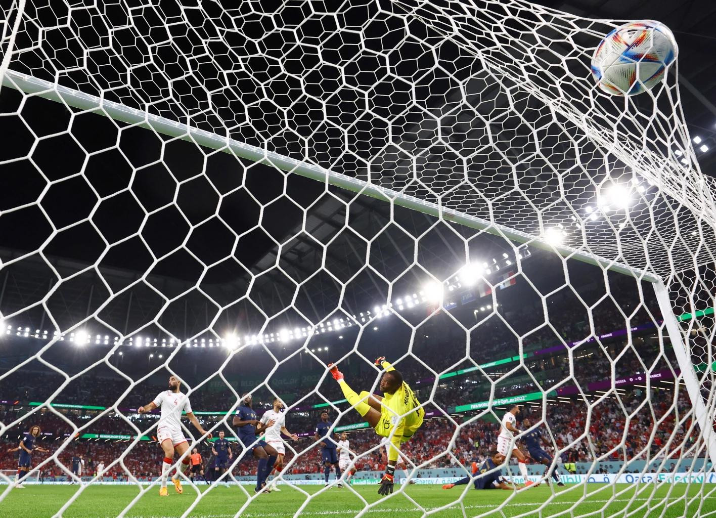 Nader Ghandri (Tunisia) sút tung lưới đội tuyển Pháp nhưng không được công nhận sau khi trọng tài tham khảo VAR.