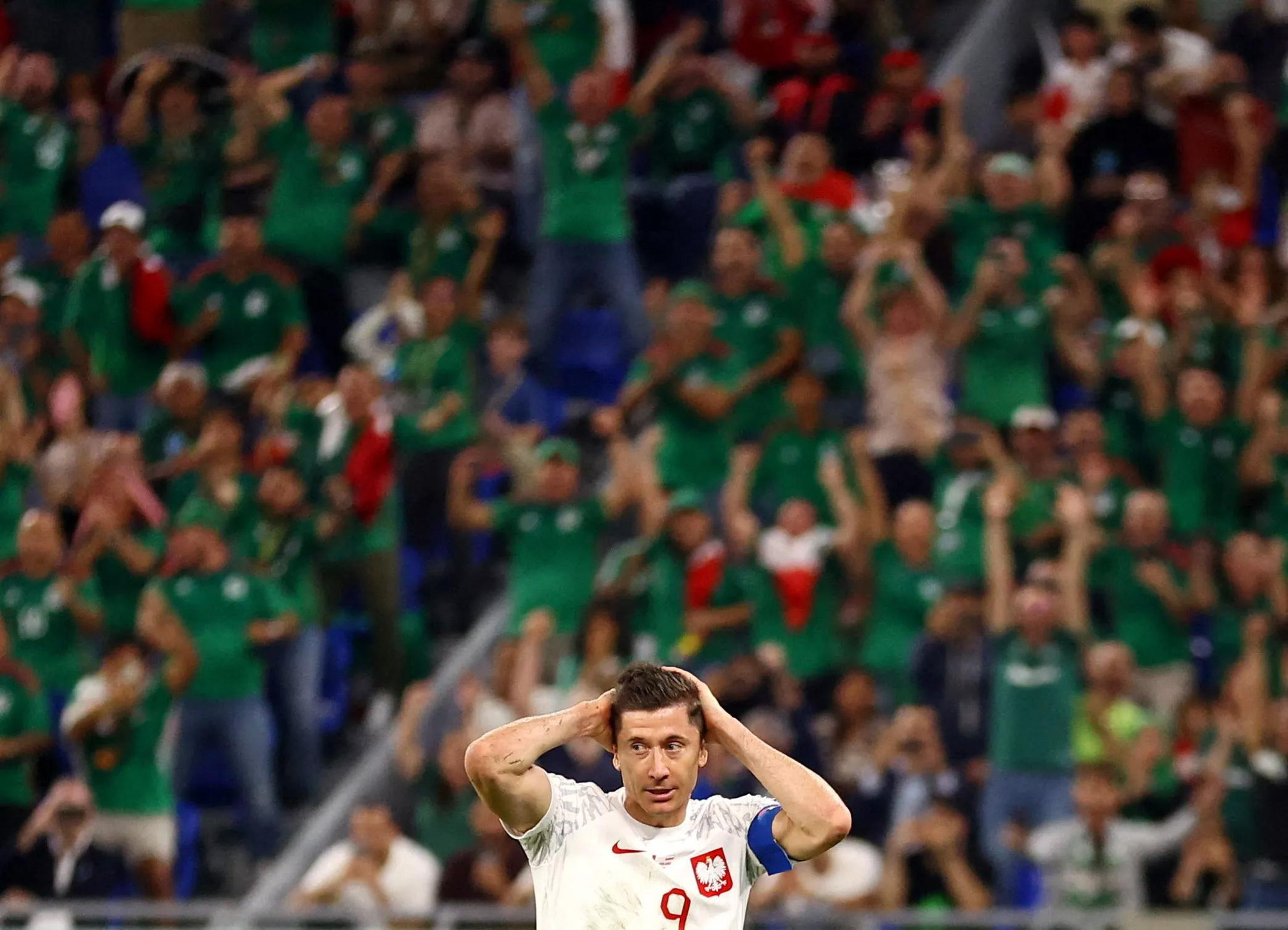 Ngôi sao của đội tuyển Ba Lan - Lewandowski thẫn thờ sau khi đá hỏng quả phạt đền 11m.
