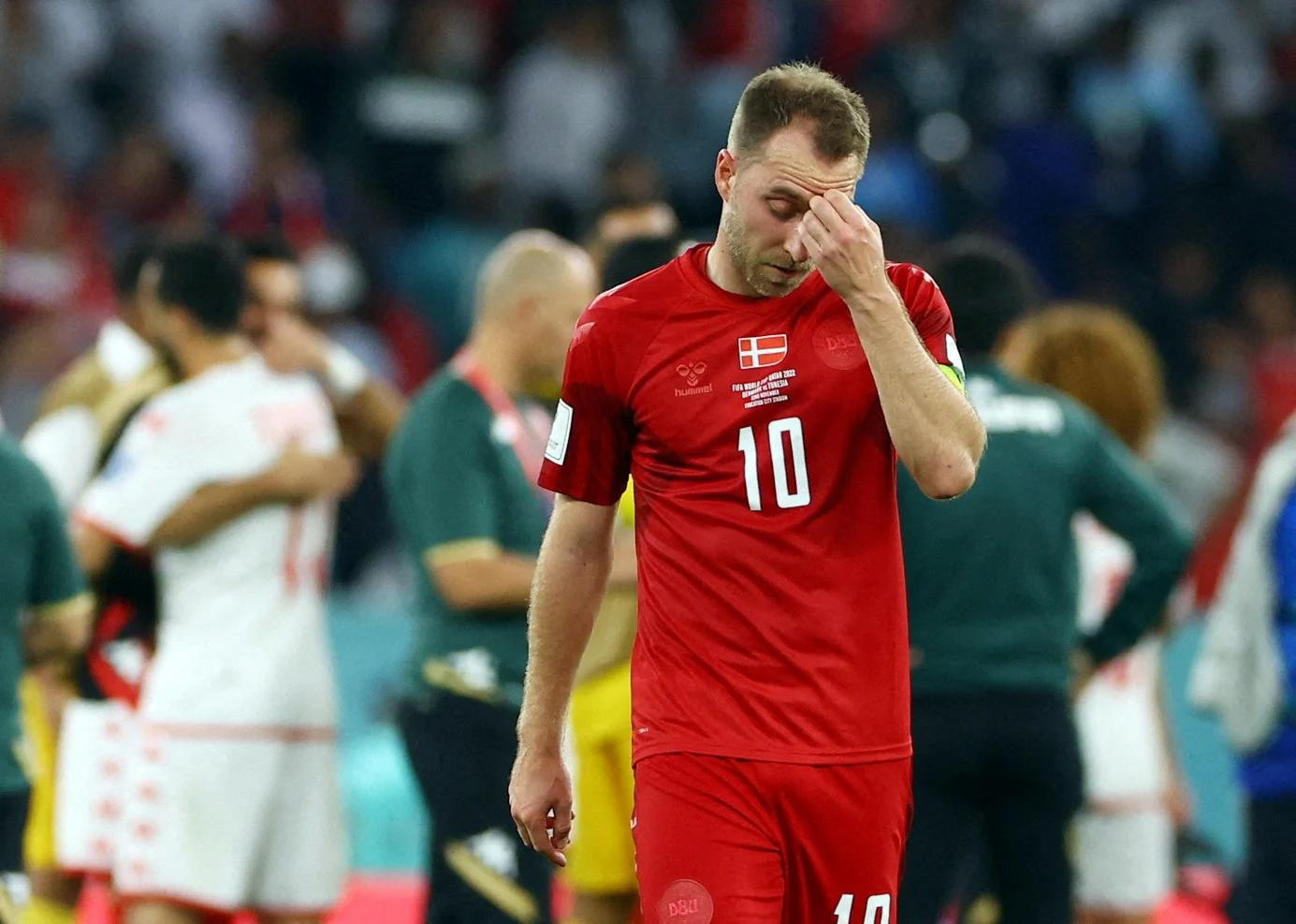 Sự chán nản của Christian Eriksen (Đan Mạch) sau trận hòa không bàn thắng với Tunisia.