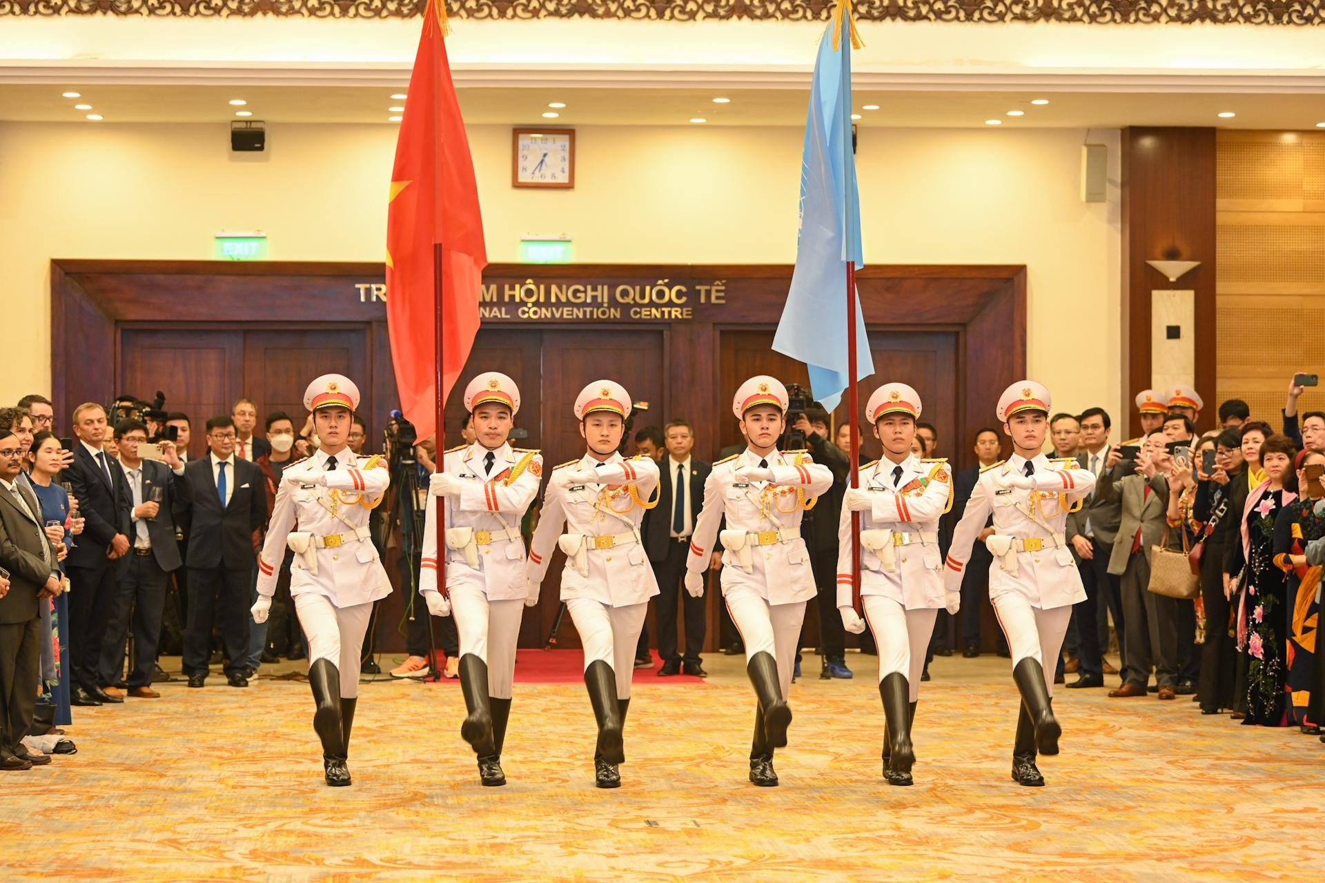 Nghi lễ rước cờ Liên hợp quốc và Việt Nam mở màn lễ kỷ niệm.