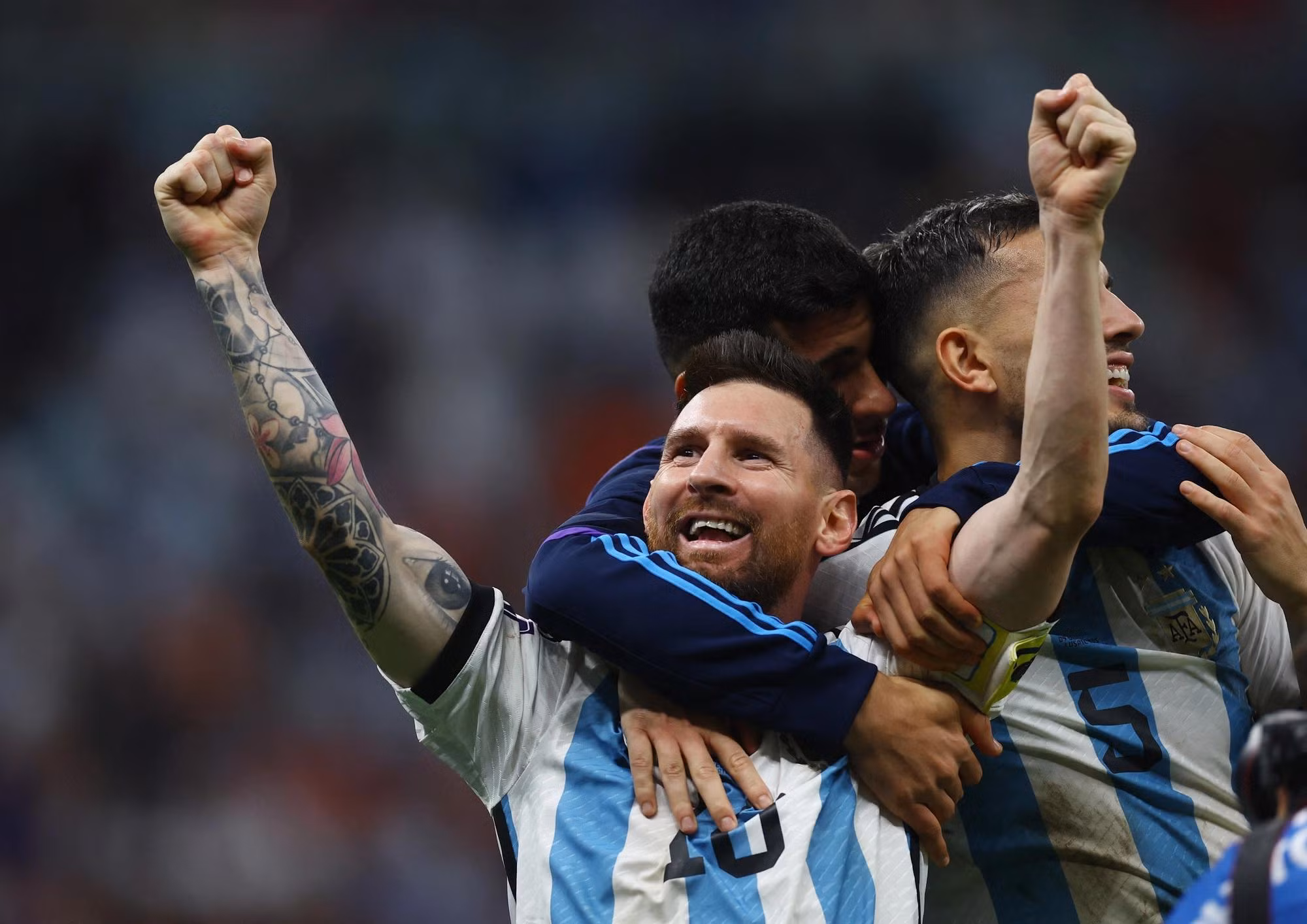 Để Hà Lan gỡ hòa 2-2, Messi giải tỏa cảm xúc sau khi chiến thắng 4-3 trên loạt sút luân lưu đầy căng thẳng.