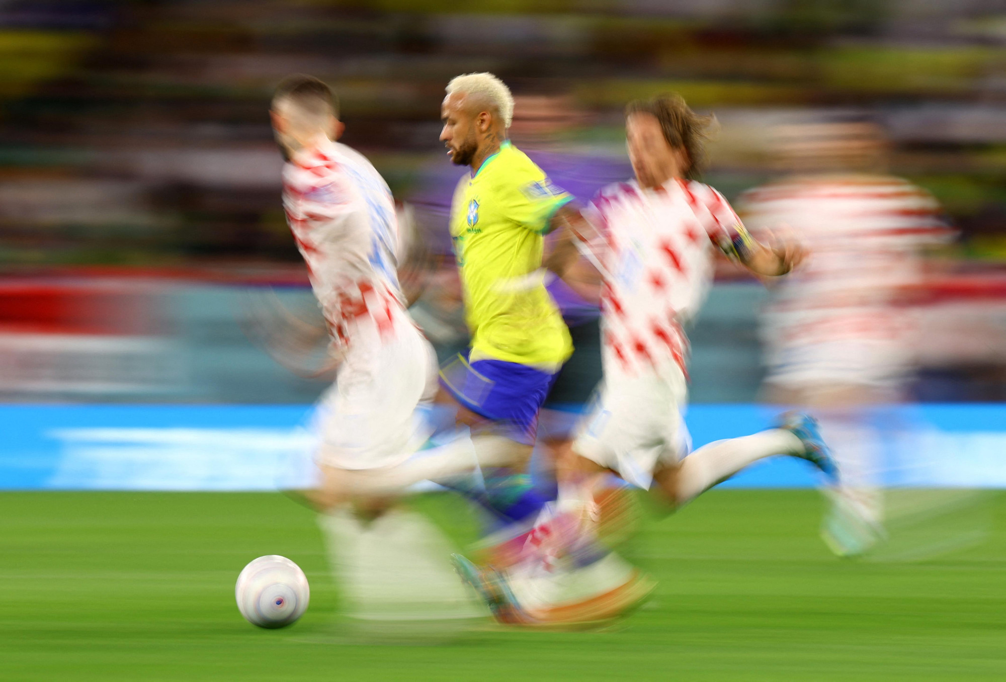 Luôn là đó sự đeo bám quyết liệt của các cầu thủ Croatia.