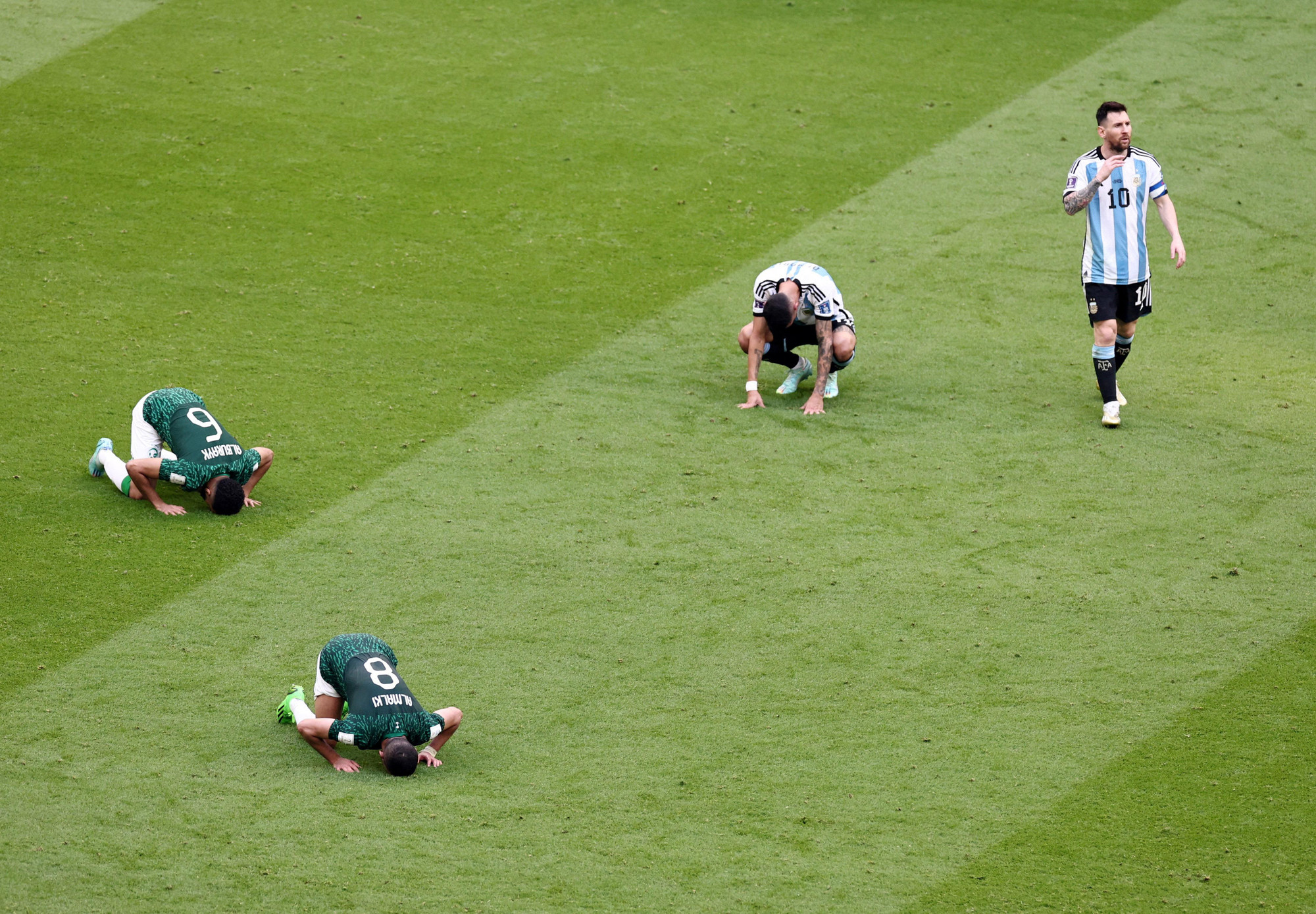 Các cầu thủ của Saudi Arabia - Abdulellah Al-Malki và Mohammed Al Burayk ăn mừng chiến thắng lịch sử trước nỗi thất vọng của Messi và đồng đội.