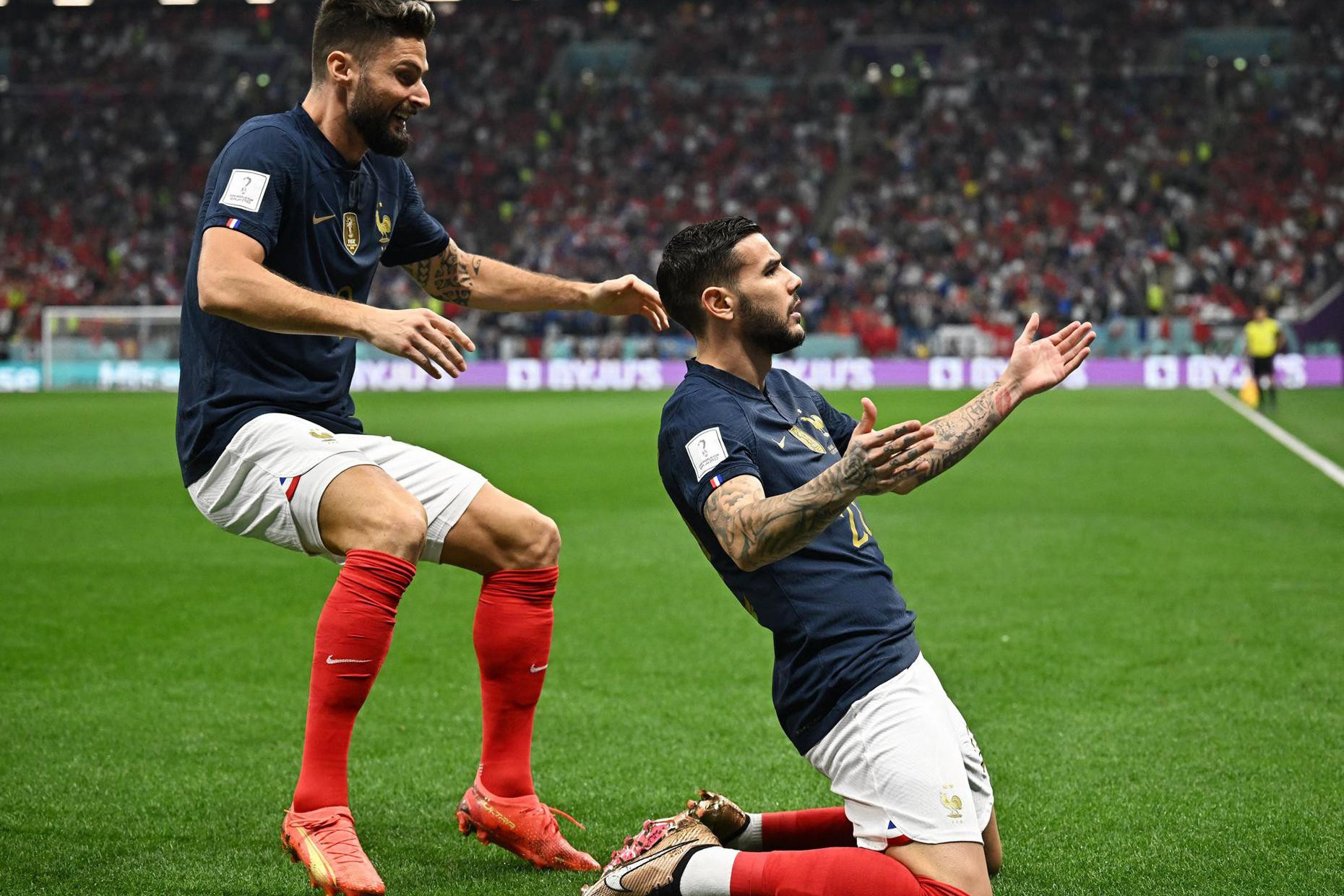 Theo Hernandez ăn mừng bàn mở tỷ số cùng Olivier Giroud.