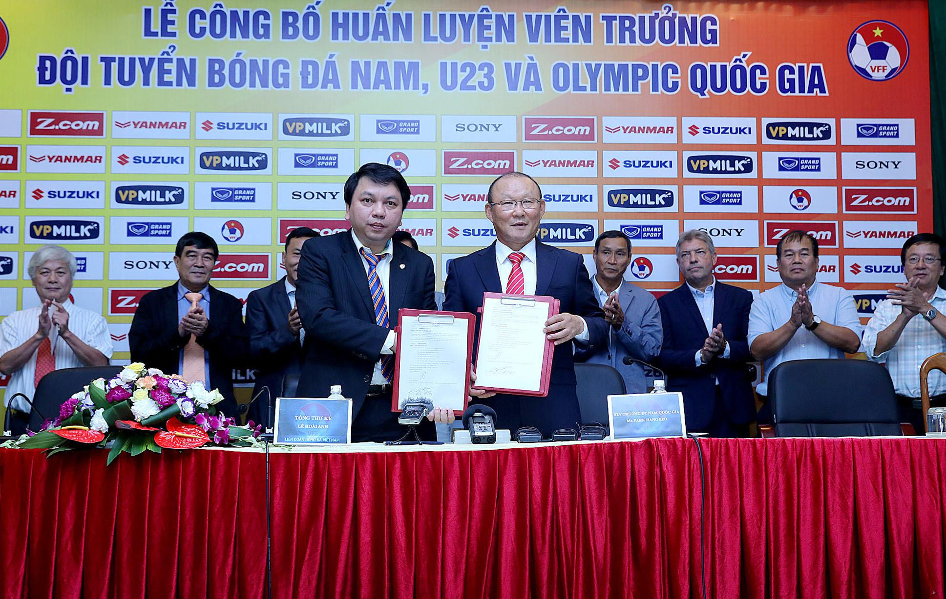 Huấn luyện viên Park Hang-seo ra mắt bóng đá Việt Nam. Huấn luyện viên Park Hang-seo ra mắt bóng đá Việt Nam.