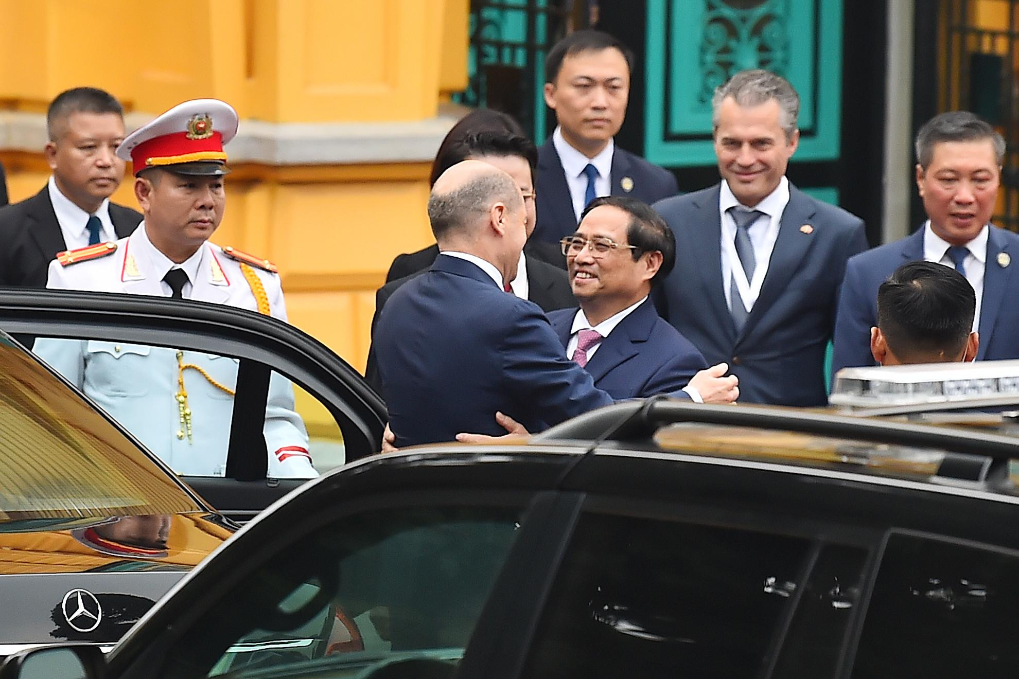 Thủ tướng Phạm Minh Chính đón chào Thủ tướng Olaf Scholz đến thăm và làm việc tại Việt Nam. Thủ tướng Phạm Minh Chính đón chào Thủ tướng Olaf Scholz đến thăm và làm việc tại Việt Nam.
