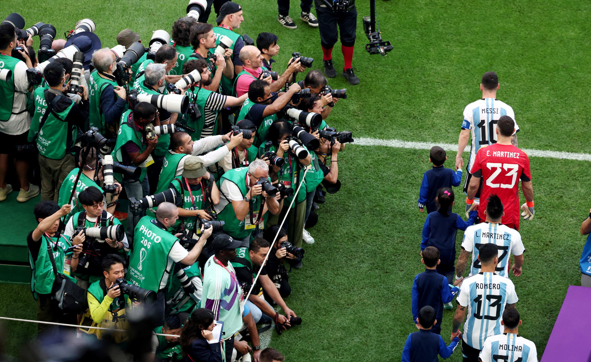 Messi được giới truyền thông săn đón khi dẫn đầu đội tuyển Argentina bước vào trận gặp Saudi Arabia.