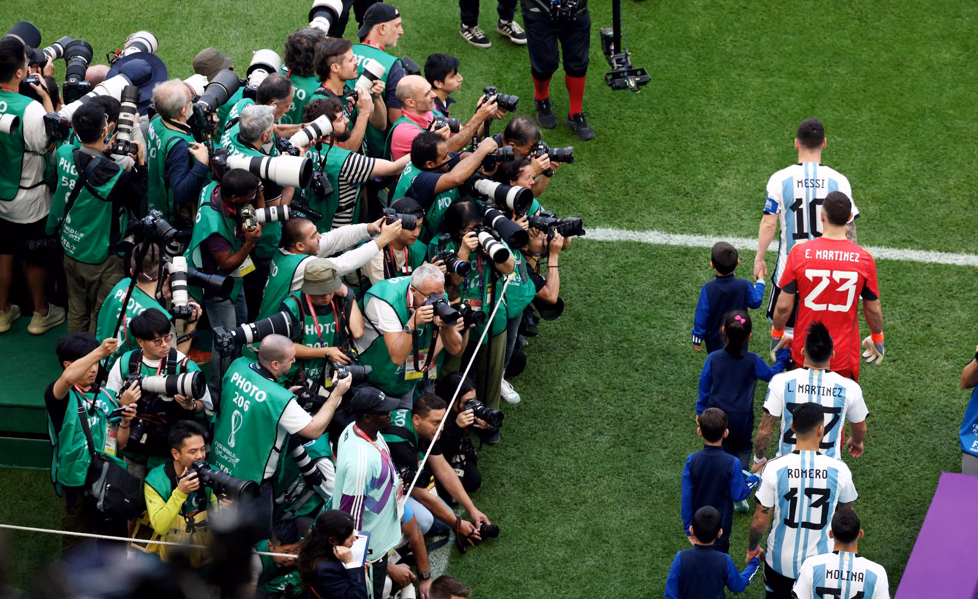 Messi được giới truyền thông săn đón khi dẫn đầu đội tuyển Argentina bước vào trận gặp Saudi Arabia.