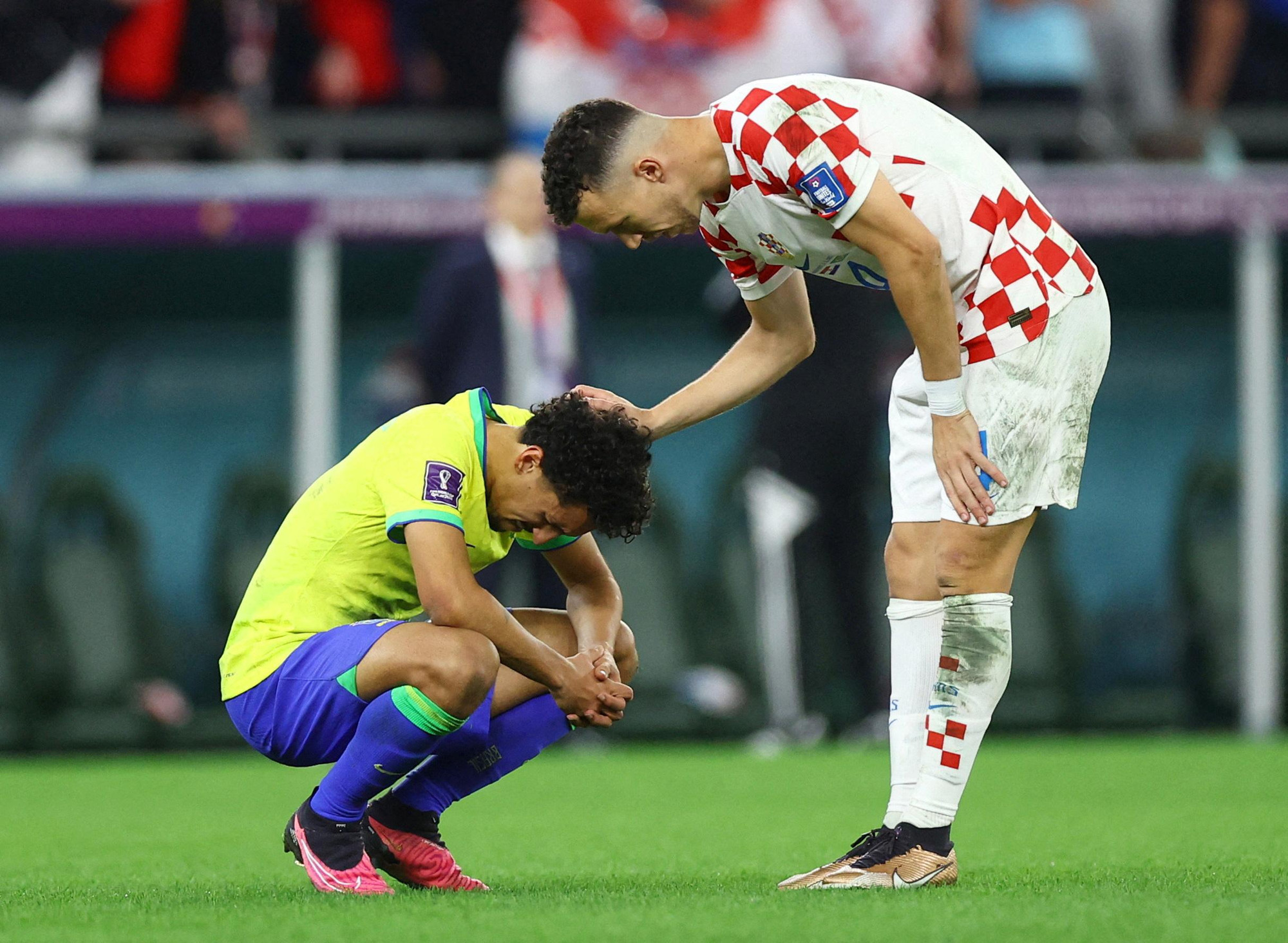 Perisic an ủi Marquinhos sau tình huống sút lưu luân không thành công.