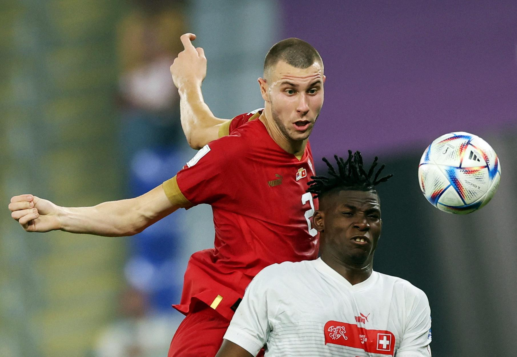 Strahinja Pavlovic (Serbia) tranh bóng quyết liệt cùng Breel Embolo (Thụy Sĩ).