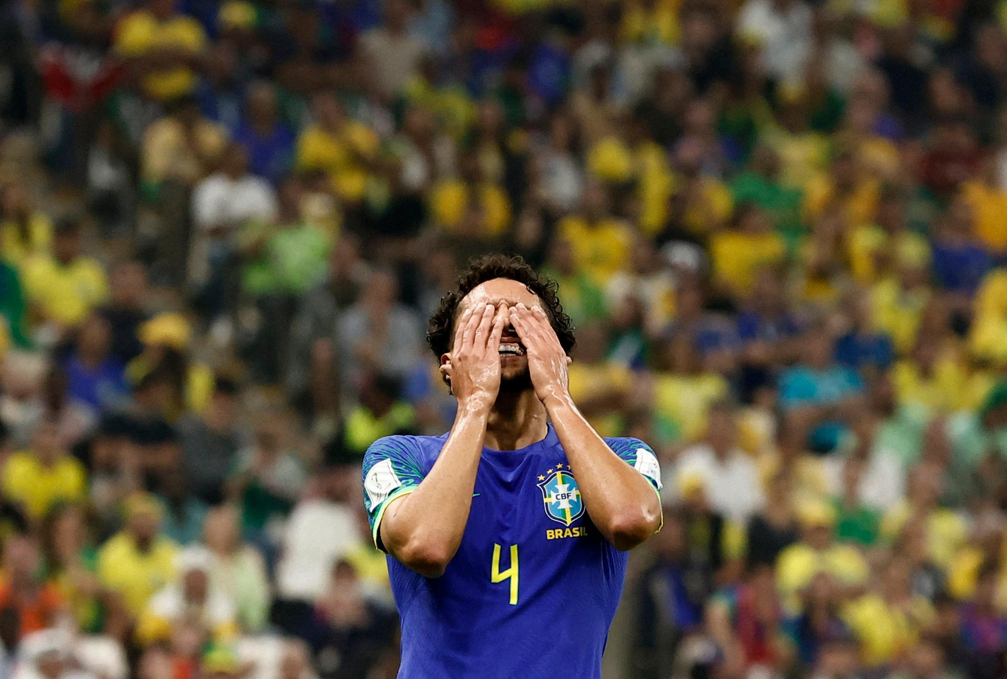 Marquinhos thất vọng sau trận thua 0-1 của Brazil trước Cameroon.