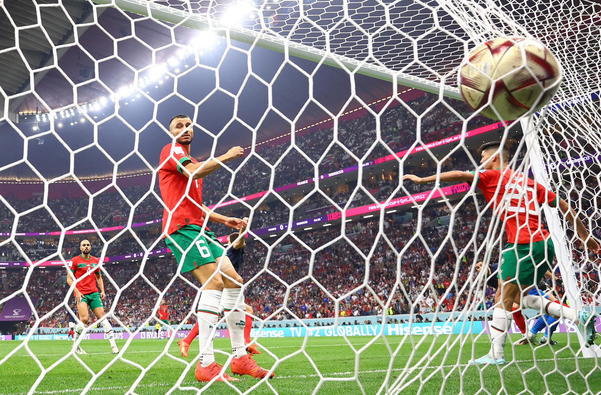 Romain Saiss chỉ biết nhìn bóng đi tung lưới sau cú dứt điểm của Theo Hernandez mở tỷ số cho tuyển Pháp.